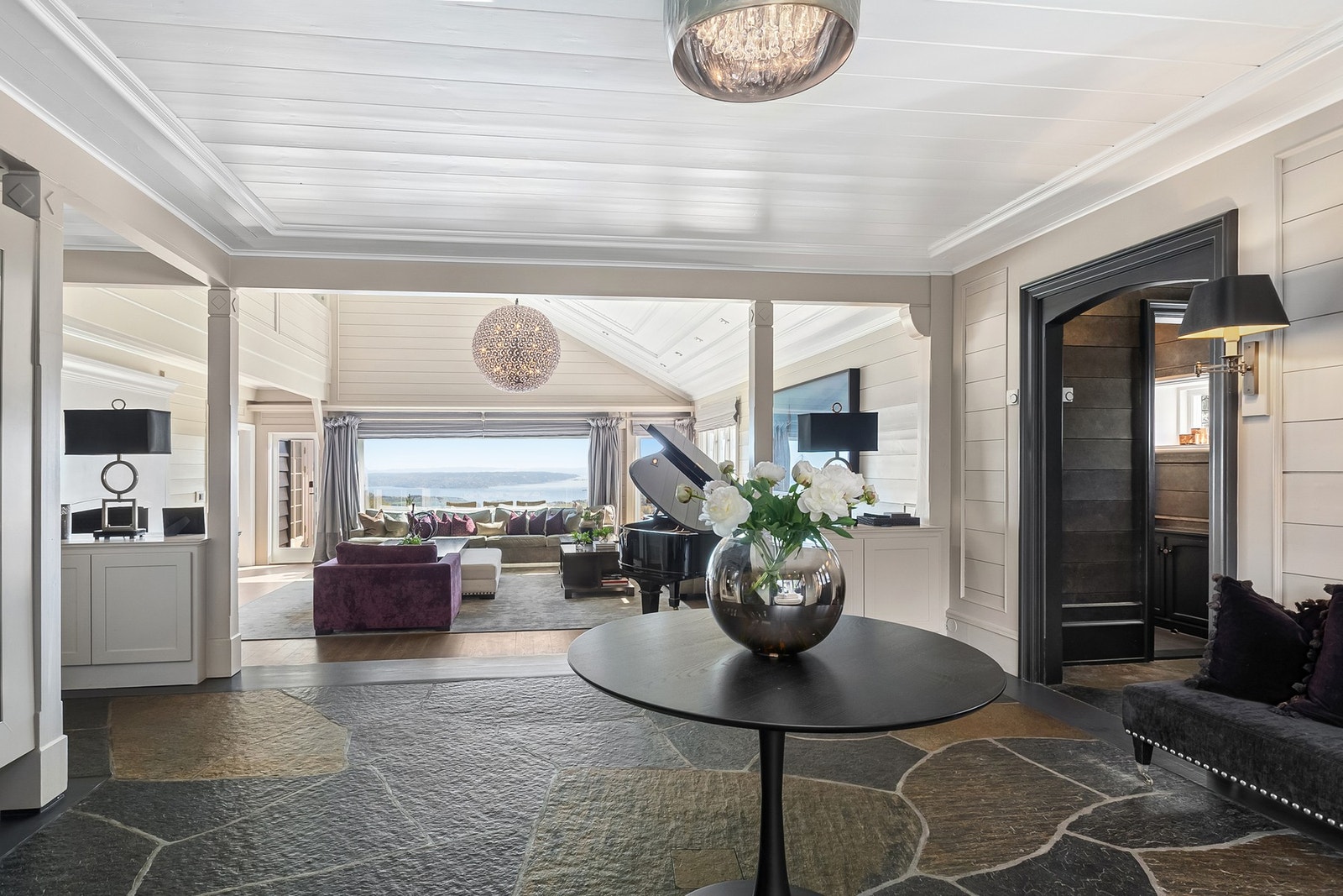 Romslig stue med store vindusflater som elegant rammer inn den spektakulære utsikten over Oslofjorden. Galleribilde