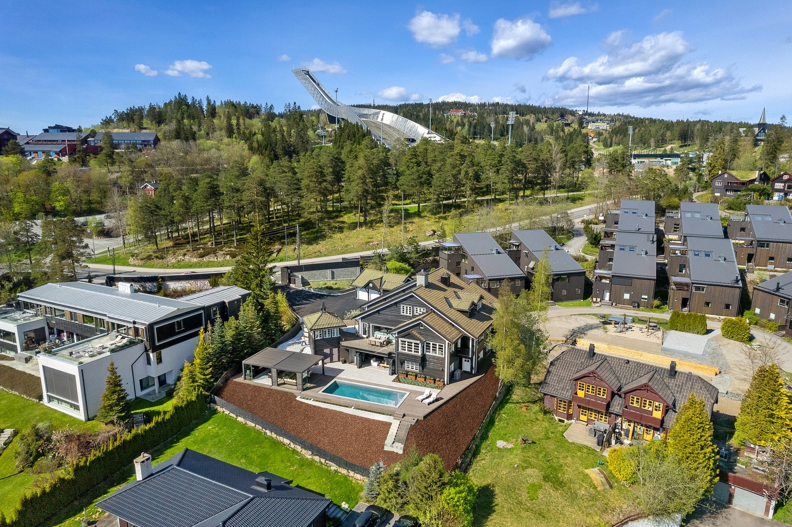 Stor og innholdsrik enebolig med flotte uteområder, beliggende i solrike og barnevennlige omgivelser. Galleribilde
