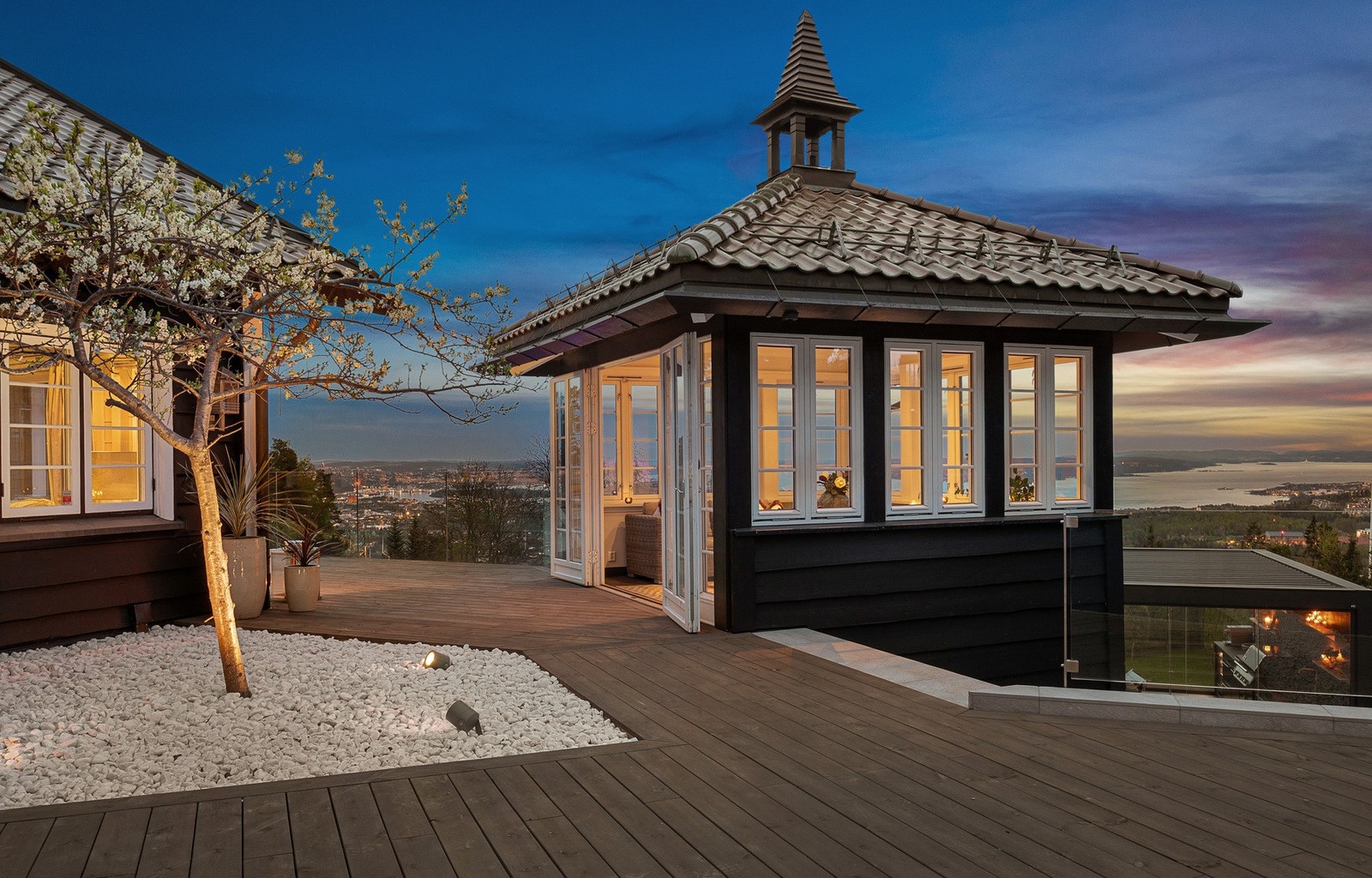 Finn roen i det sjarmerende lysthuset eller på de romslige terrassene, med Nordmarka som nærmeste nabo. Galleribilde