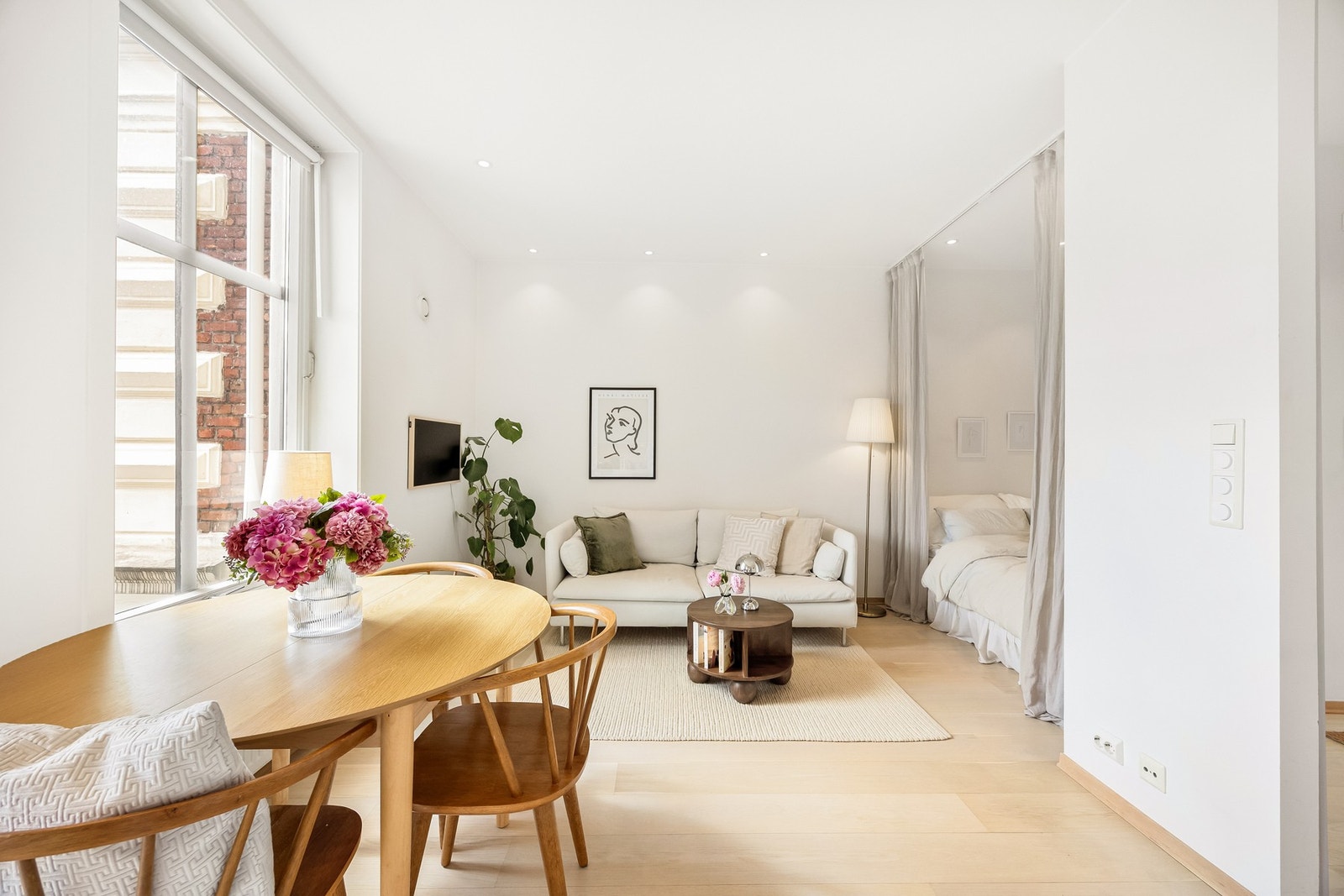 Leiligheten har en lys og hyggelig stue med god plass til sofagruppe med tilhørende møblement, samt spisebord. Galleribilde
