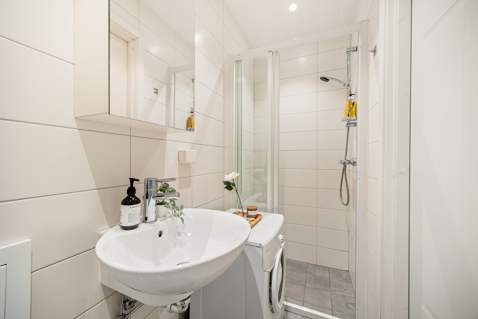 Badet er innredet med dusjnisje med skyvedører og termostatstyrt dusjbatteri i krom med hånddusj. Galleribilde