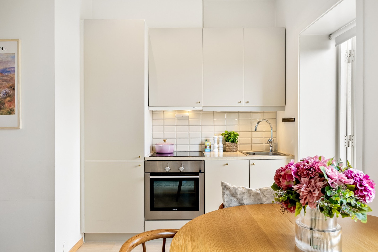 Kjøkkenet er utstyrt med integrerte hvitevarer fra Siemens som oppvaskmaskin, stekeovn og platetopp, samt kjøleskap fra IKEA. Mekanisk avtrekksvifte fra Villavent. Galleribilde