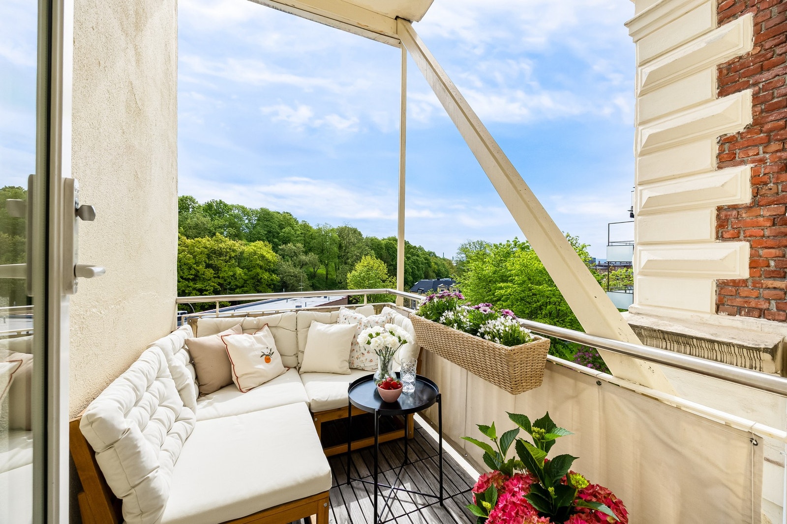 Fra stuen er det utgang til en sydvendt balkong på ca. 3,8 m² med plass til utemøbler. Galleribilde