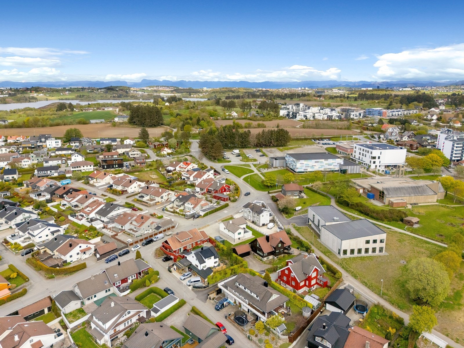 Kort vei til Kvernevik skole (1-7 kl.) og Smiodden skole (8-10 kl.), begge innen 5-6 minutters gange. Galleribilde