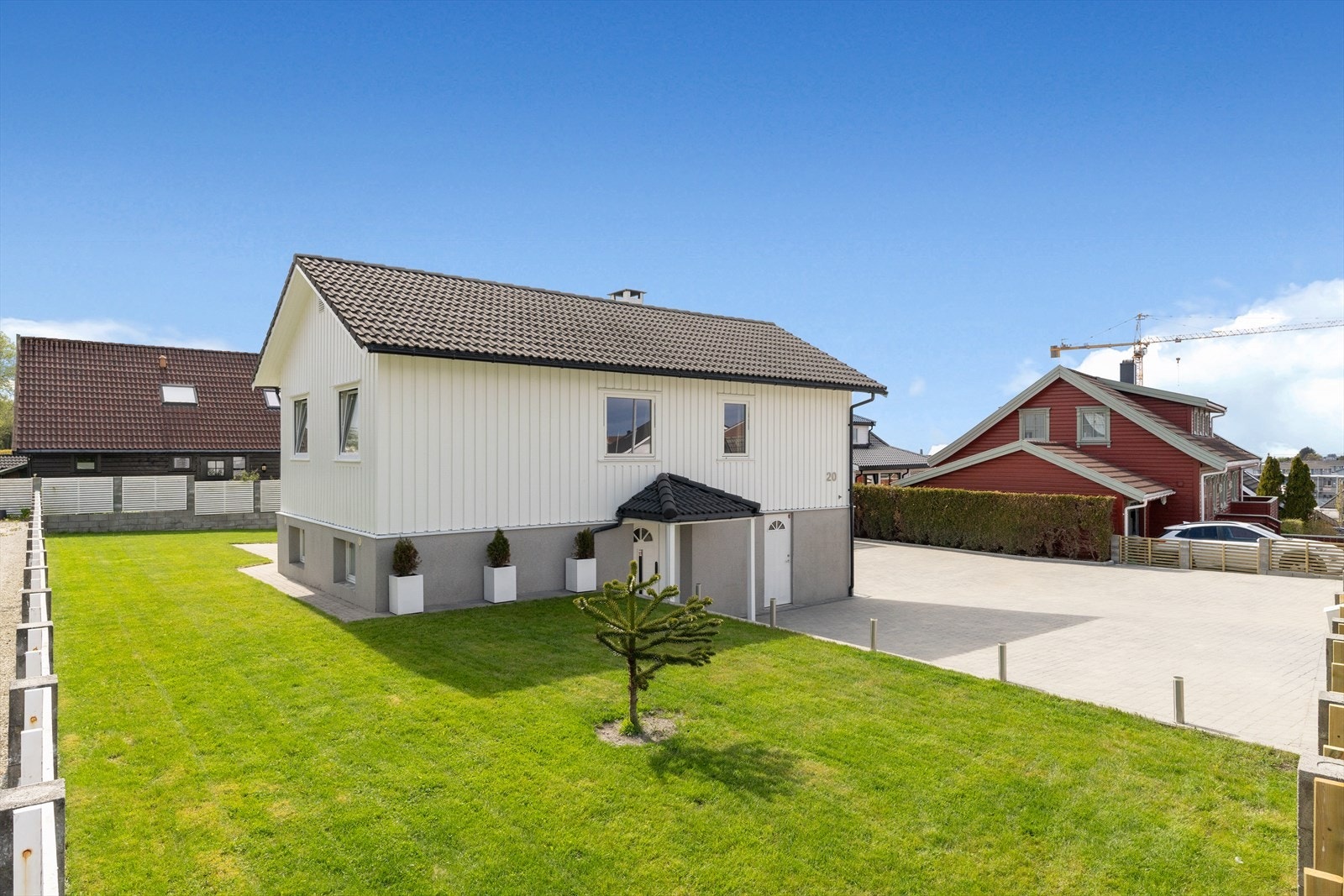 Fasaden har stående bordkledning i tre, og taket er tekket med betongtakstein. Galleribilde