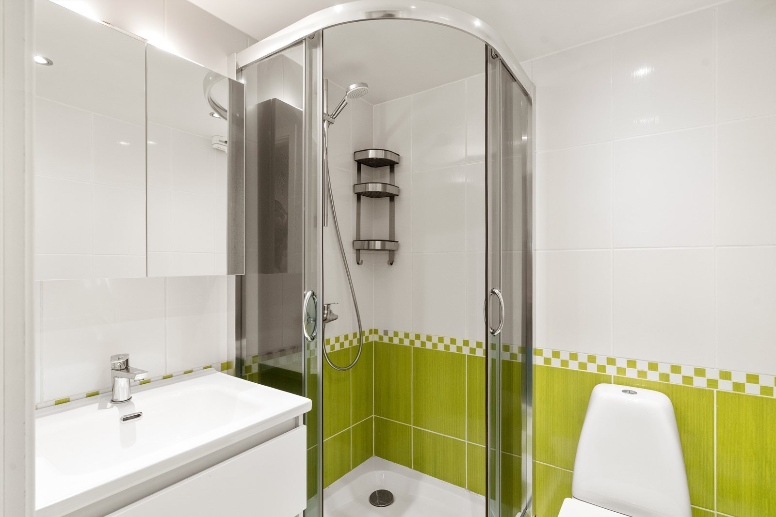 Badet i leiligheten med fliser på gulv og vegger. Galleribilde