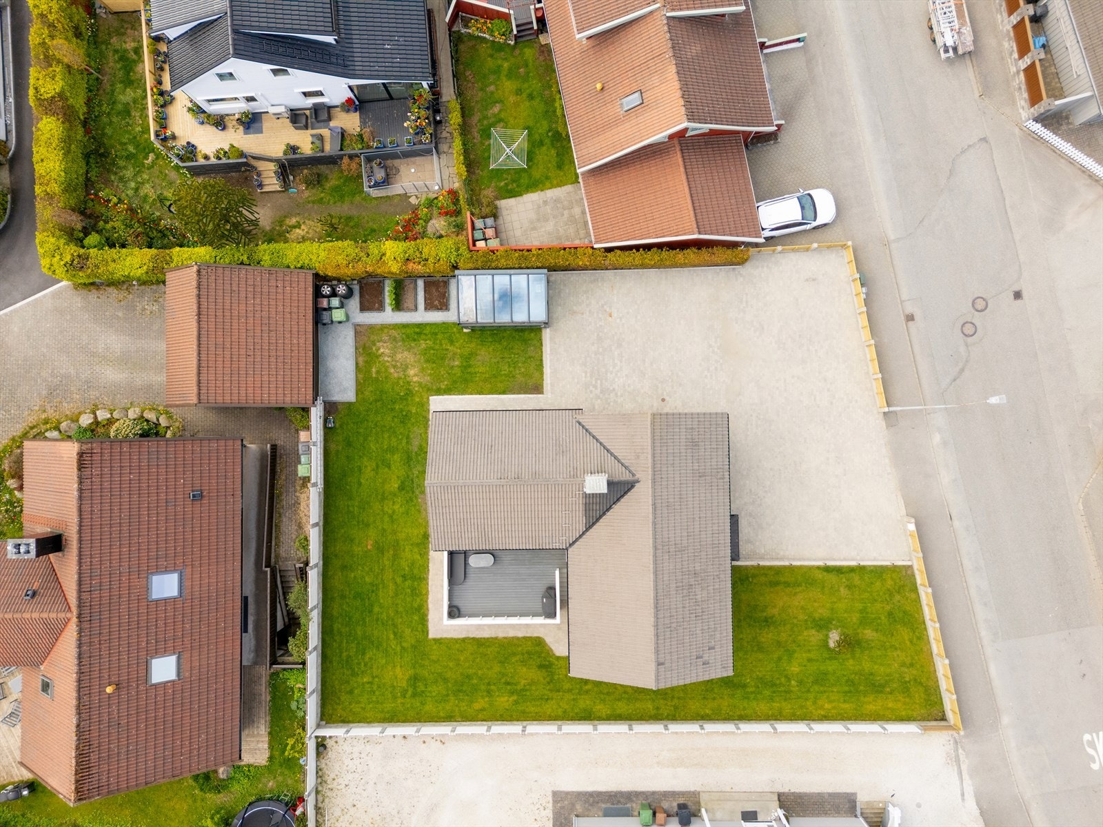 Oversikt over eiendommen som viser hage, gårdsplass og beliggenhet i nabolaget. Galleribilde