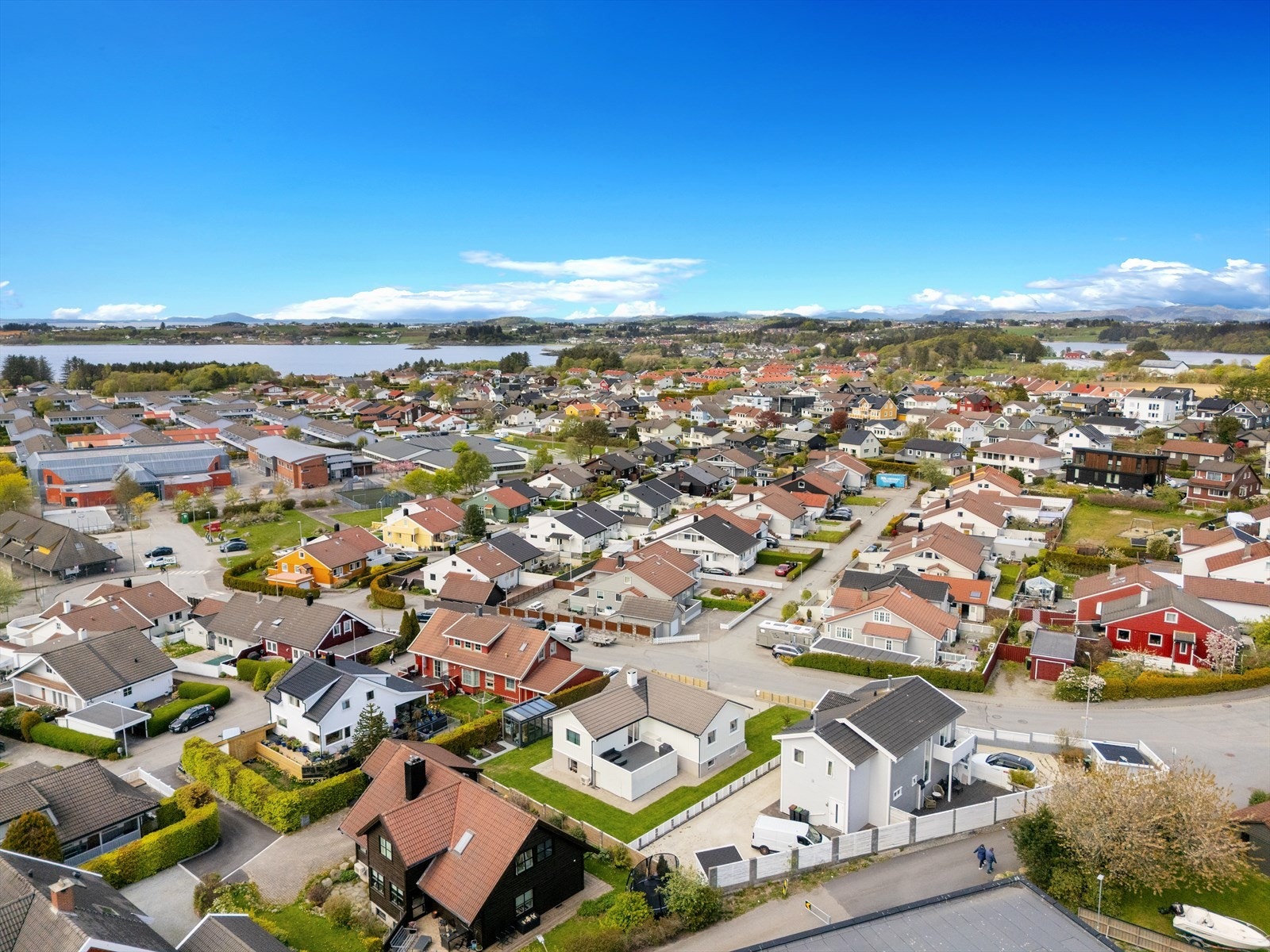 Eiendommen ligger i et etablert og barnevennlig boligområde i Kvernevik. Galleribilde