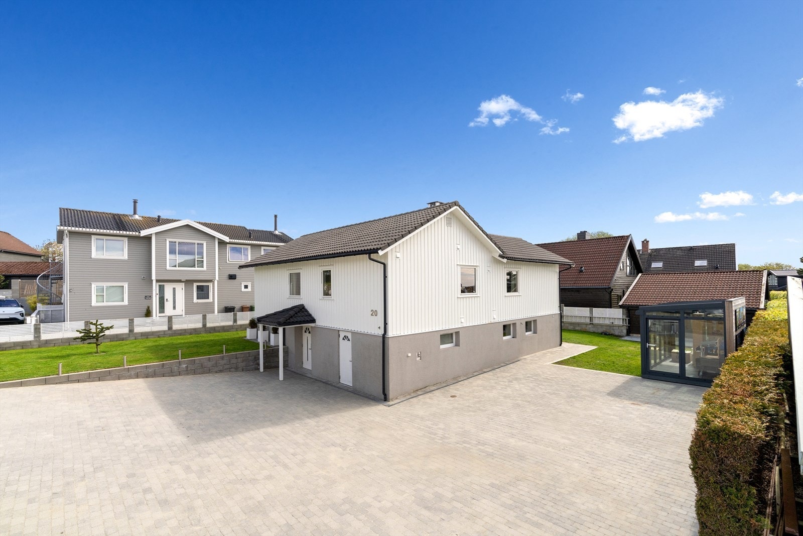 Under terrassen er det en praktisk utebod på ca. 12 m² med adkomst fra utsiden. Galleribilde