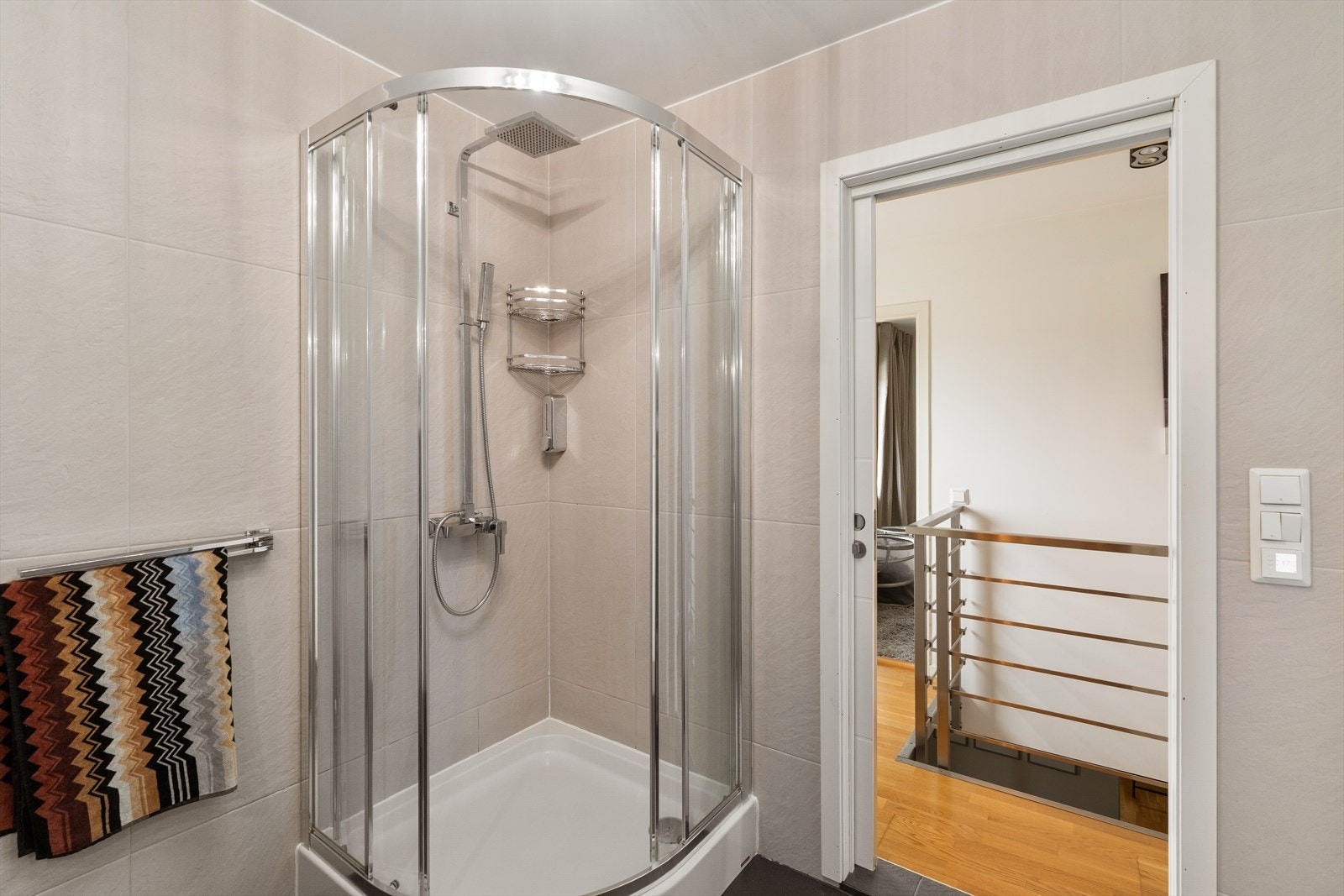 Badet har dusjkabinett med glassvegger og elektrisk gulvvarme. Galleribilde
