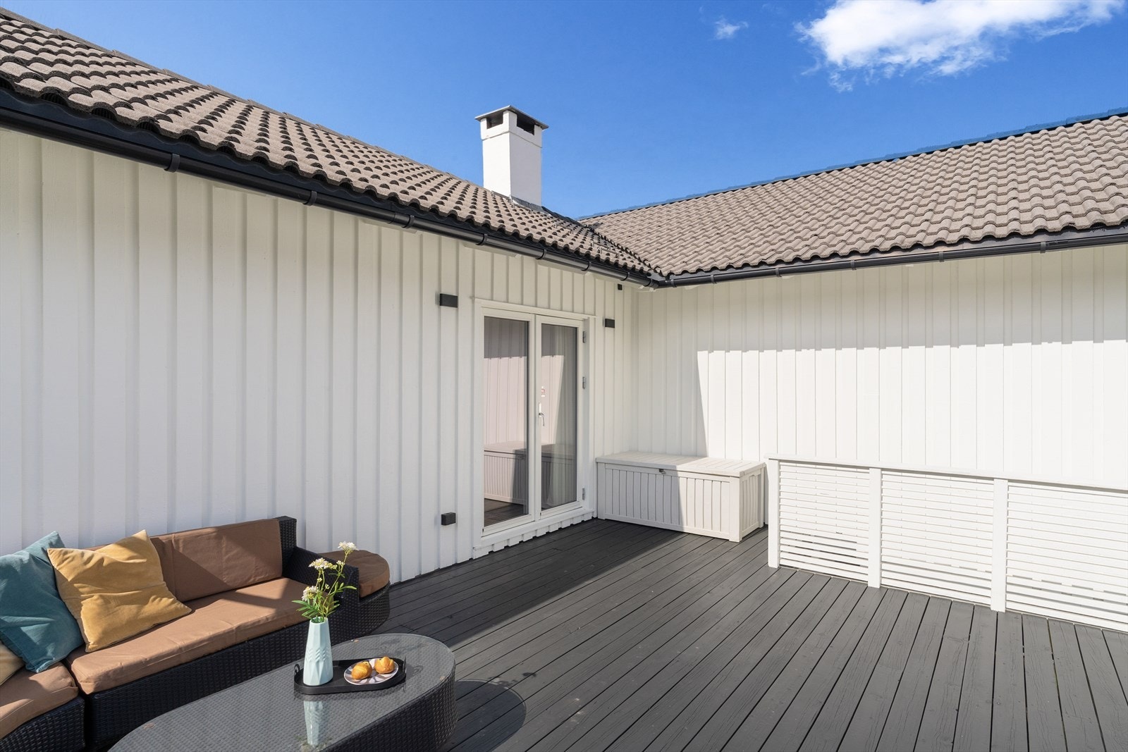 Fra stuen i andre etasje er det utgang til en romslig terrasse på ca. 26 m². Galleribilde