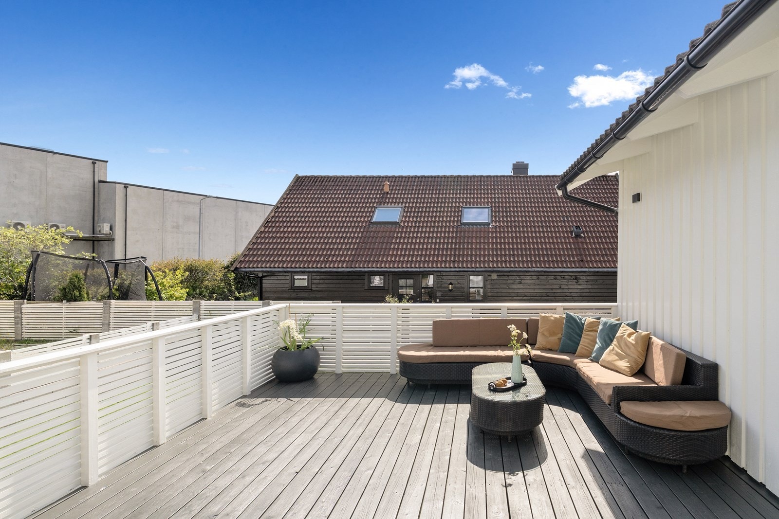 Terrassen er bygget med terrassebord over betongdekke og har god plass til utemøbler. Galleribilde