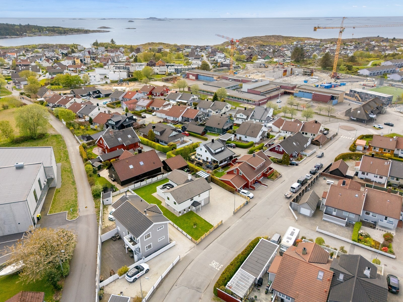 Nærmeste dagligvare er Rema 1000 Kvernevik, ca. 4 minutters gange fra boligen. Galleribilde