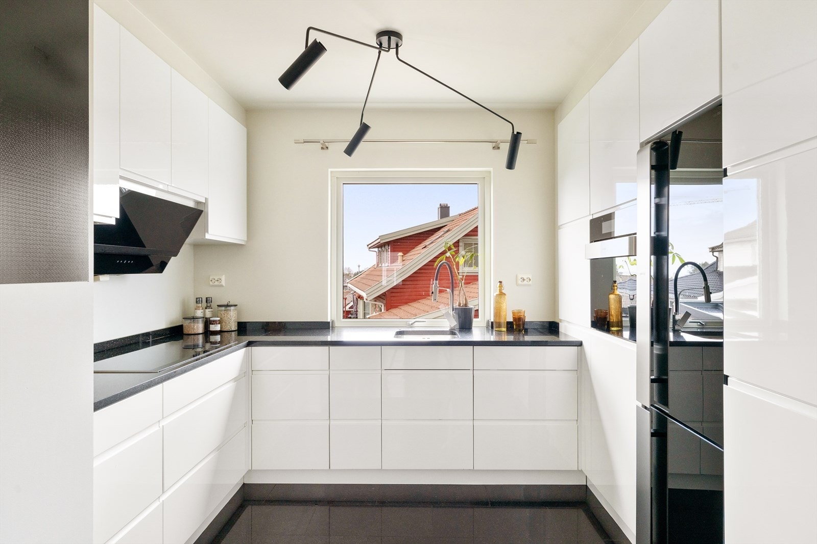Kjøkkeninnredning med lyse, slette fronter og god skap- og benkeplass. Galleribilde