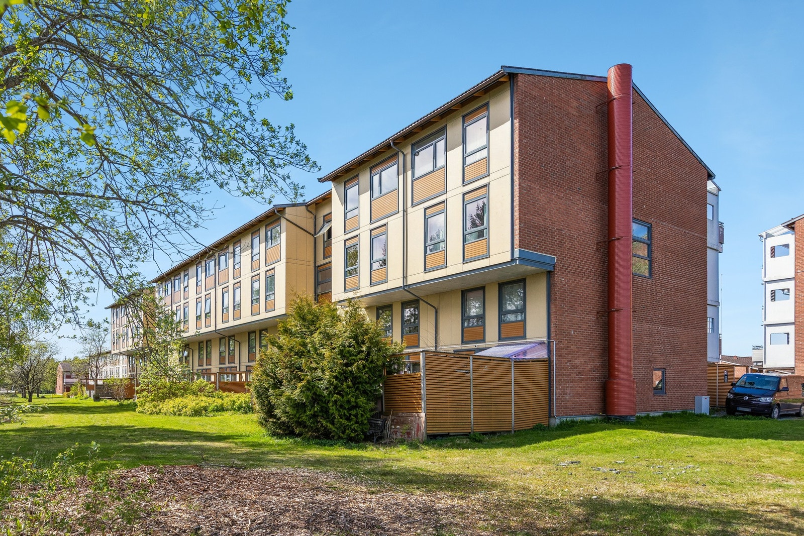 Det er kort avstand til offentlig kommunikasjon og servicefunksjoner som legesenter, barnehage, skole, frisør, dagligvarebutikker og City Syd. Galleribilde