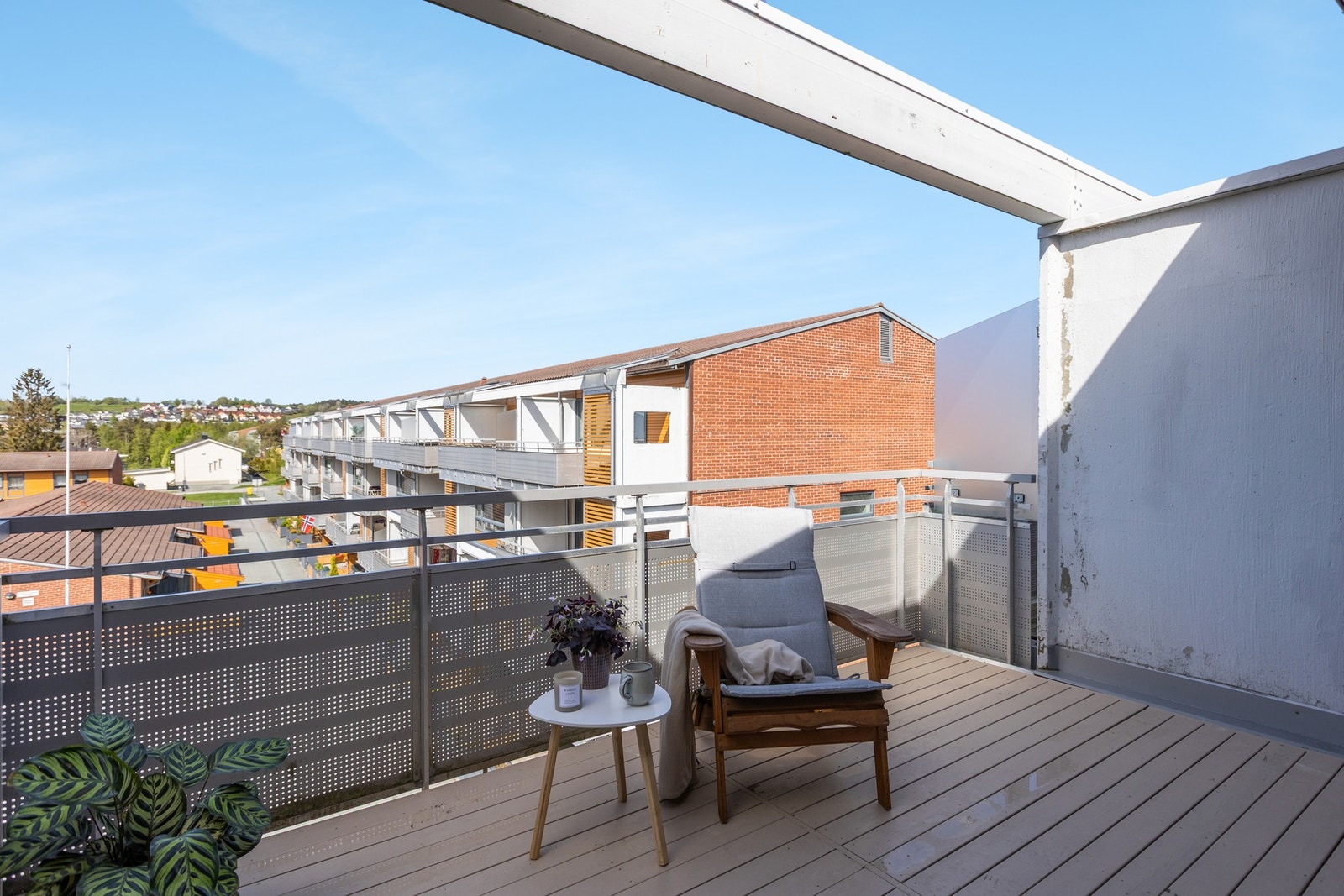 Balkong på 11,4m² med god plass til utemøblement. Galleribilde