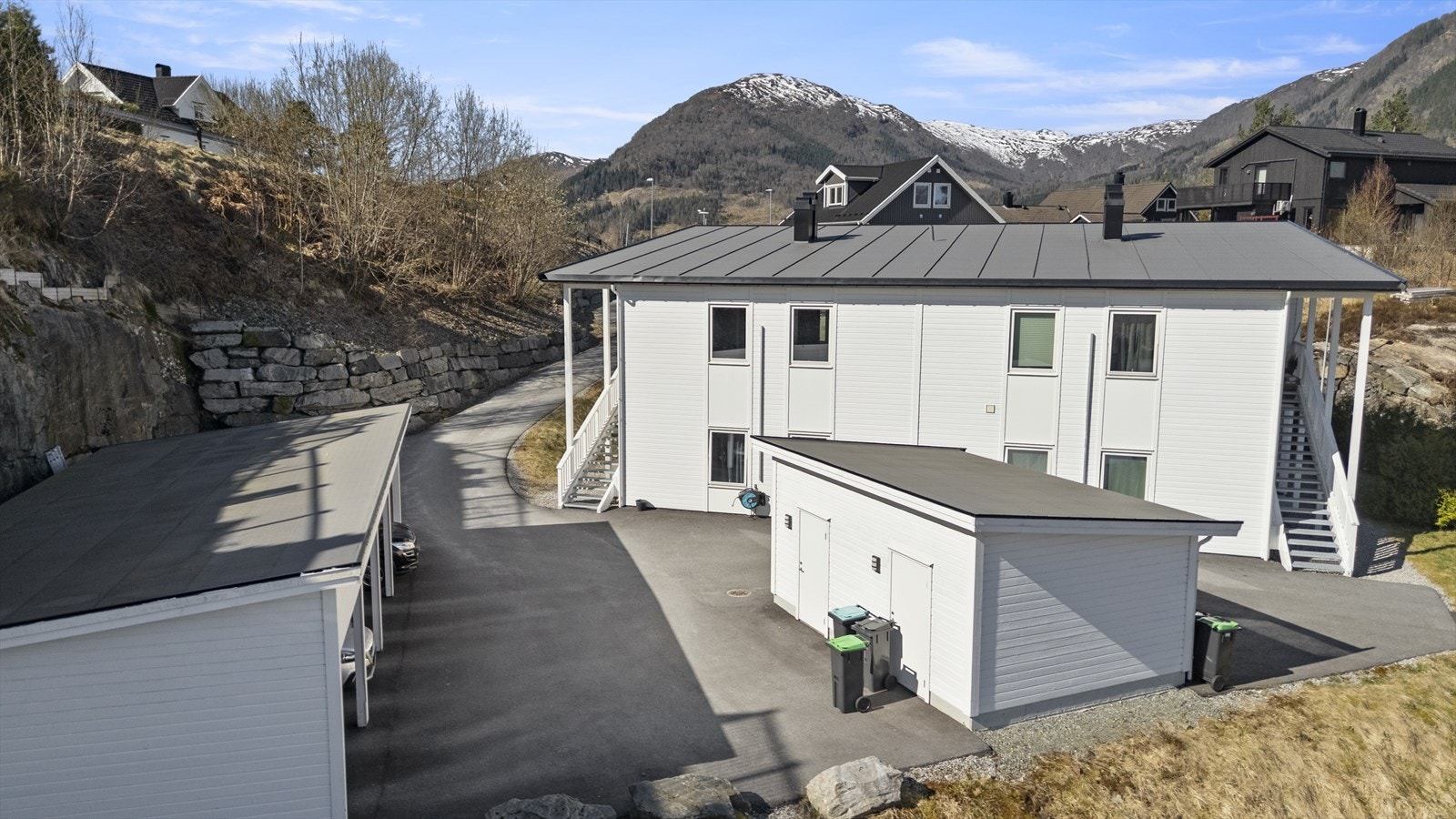 - Det er lagt asfalt på tunet i nyere tid - Galleribilde