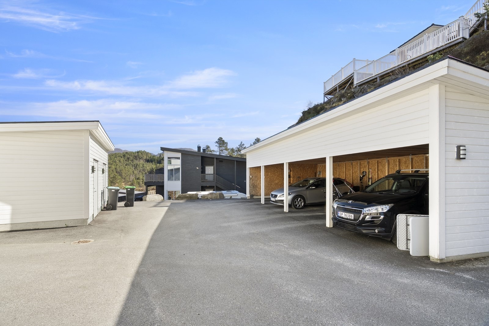 - Seksjonen har egen carport. I tillegg er det mulighet for gjesteparkering - Galleribilde