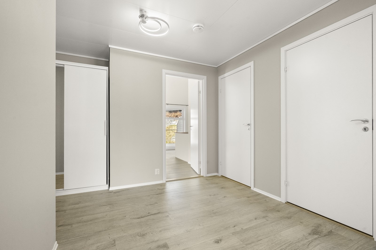 - Entrè har skyvedørsgarderobe - praktisk med god plass til bekledning! - Galleribilde