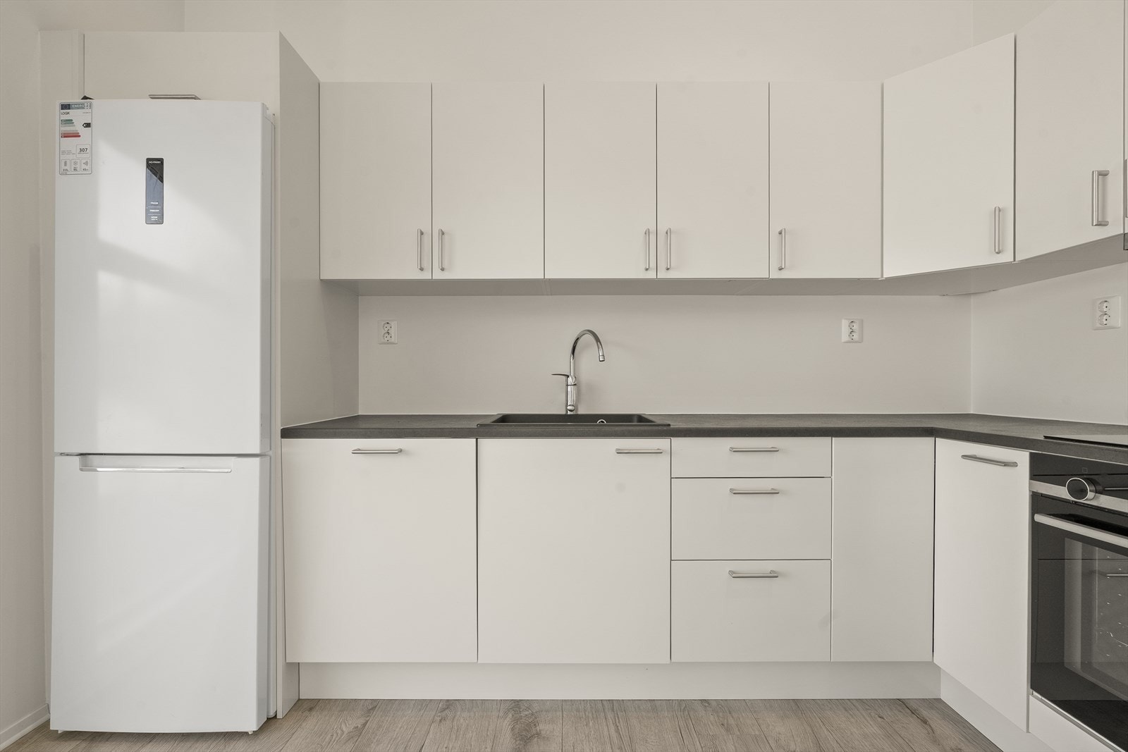 - Benkeplaten er av laminat. Det er også satt opp rikelig med stikk kontakter - Galleribilde