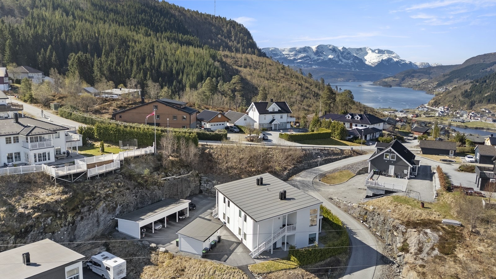 - Det er fine turmuligheter i område, samt kort vei til lekeplass for de minste - Galleribilde
