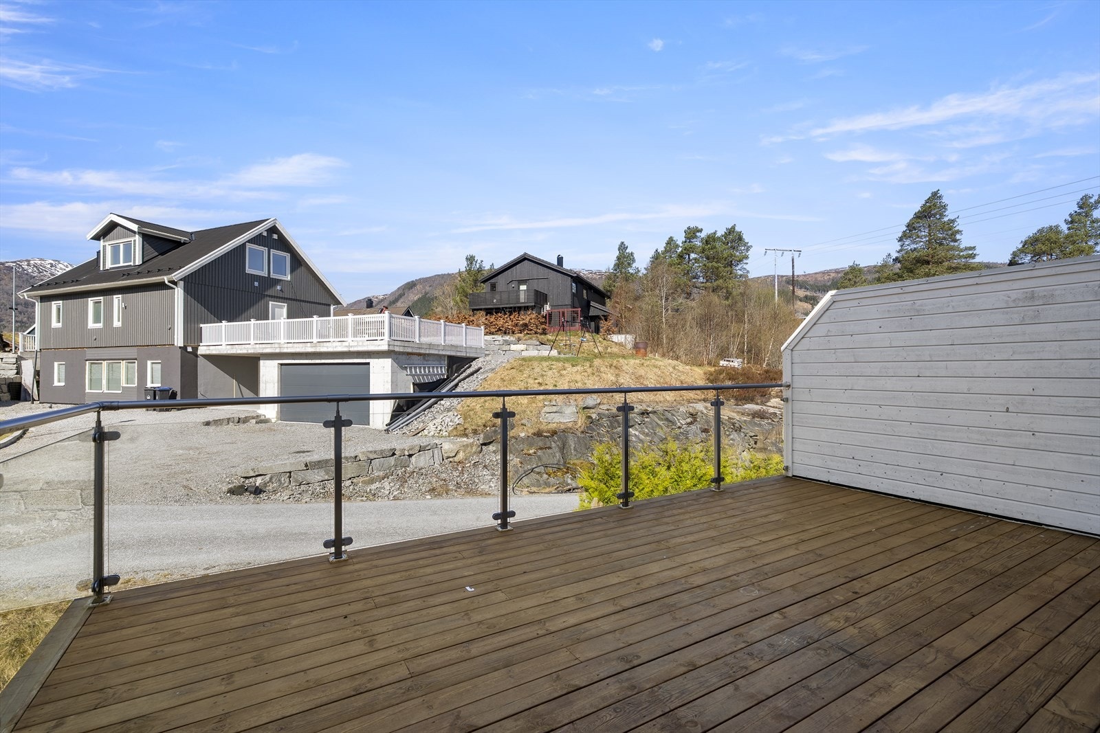 - Fra stue/kjøkken er det utgang til nydelig terrasse med god plass til sittegruppe - Galleribilde