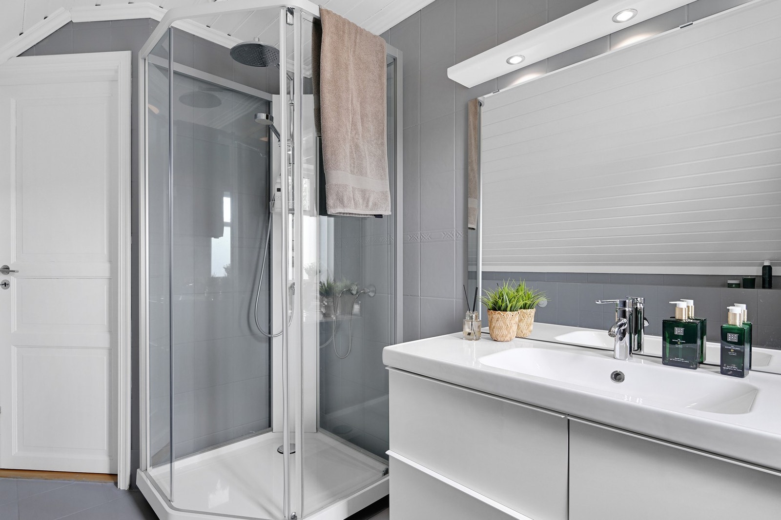Dette badet har både badekar og dusjkabinett Galleribilde