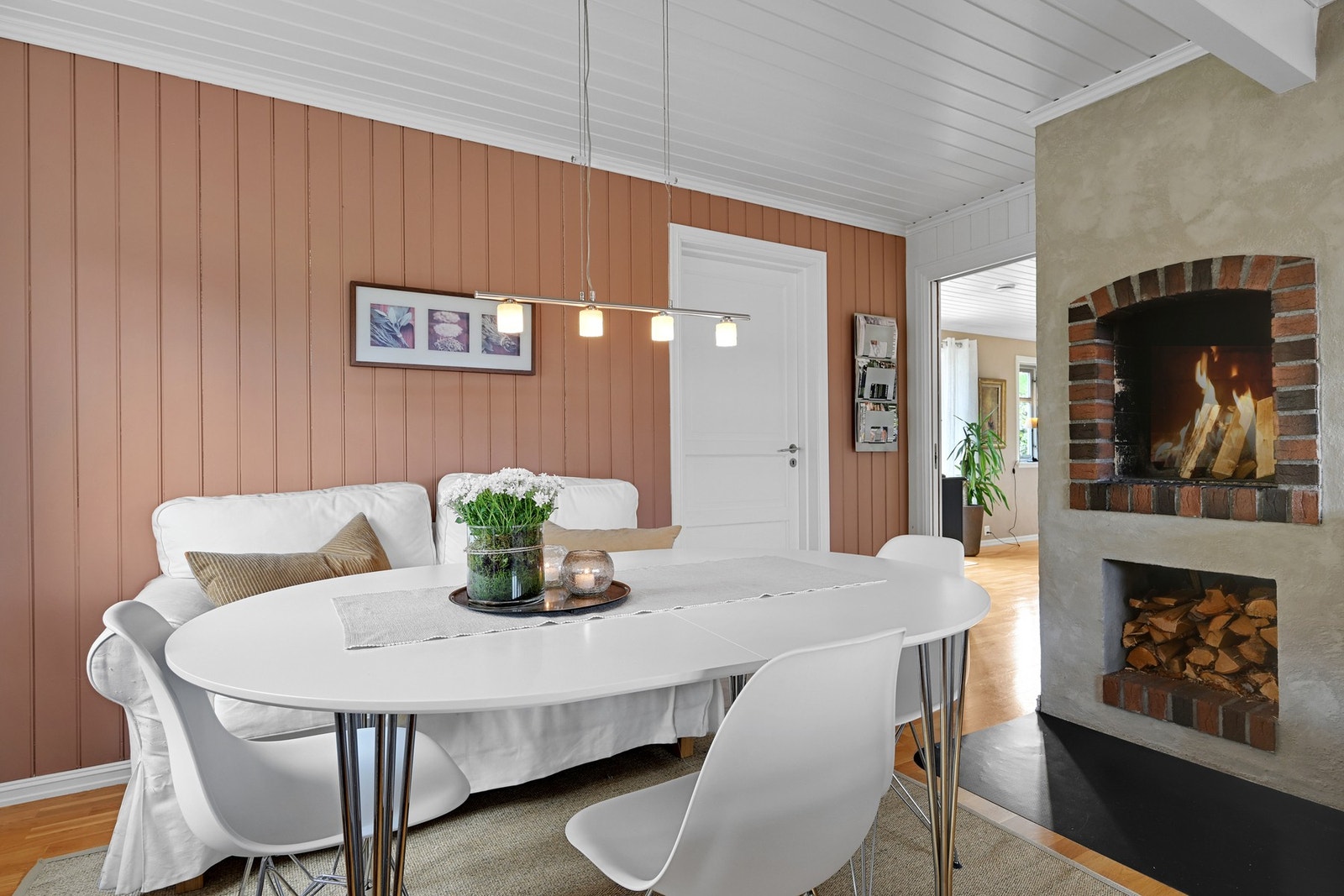 God plass for spisebord med spisesofa - døren til høyre er inn til vaskerommet/grovkjøkkenet Galleribilde