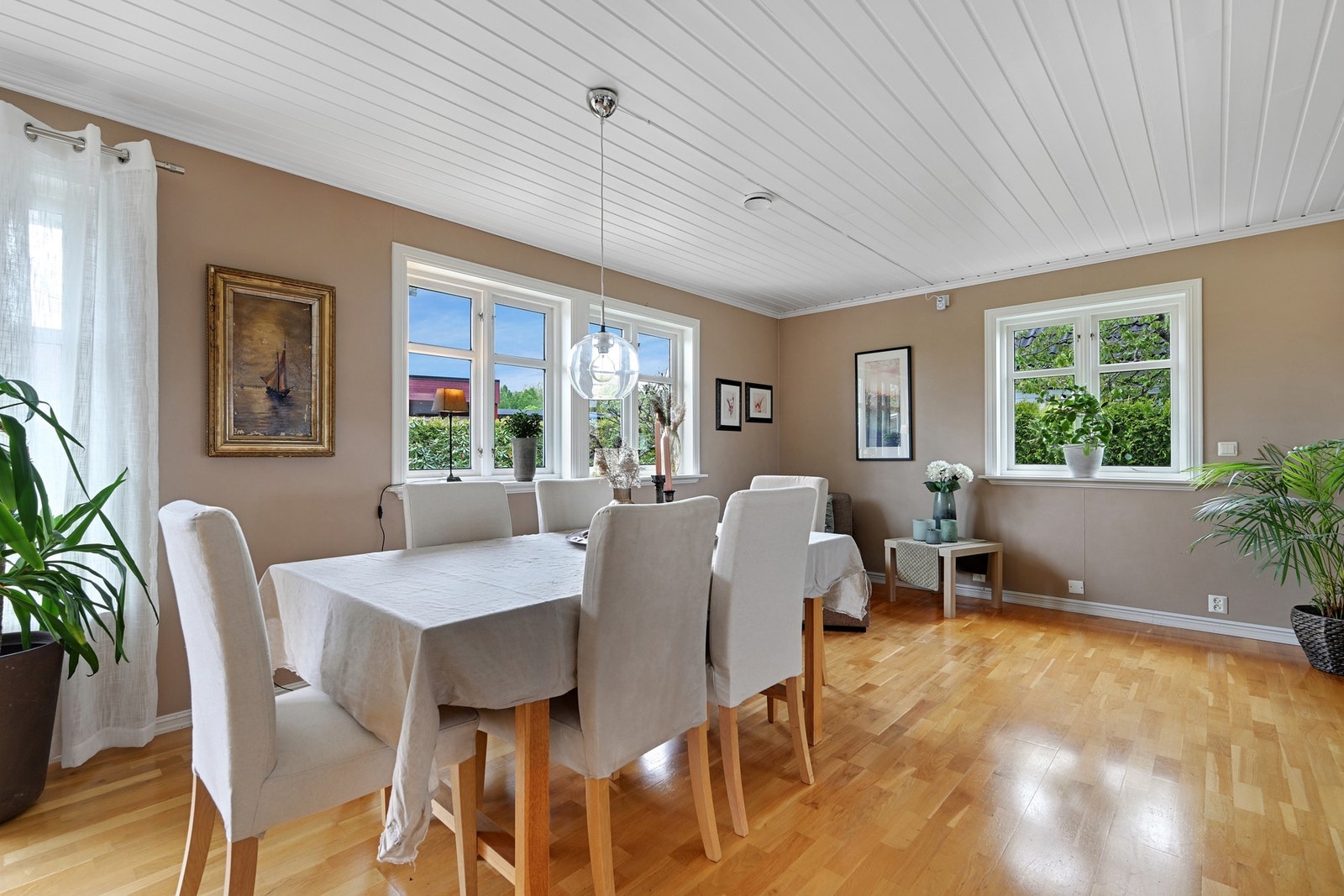 I den trivelige stua er det god plass for både langbord/spisestue og sofa Galleribilde