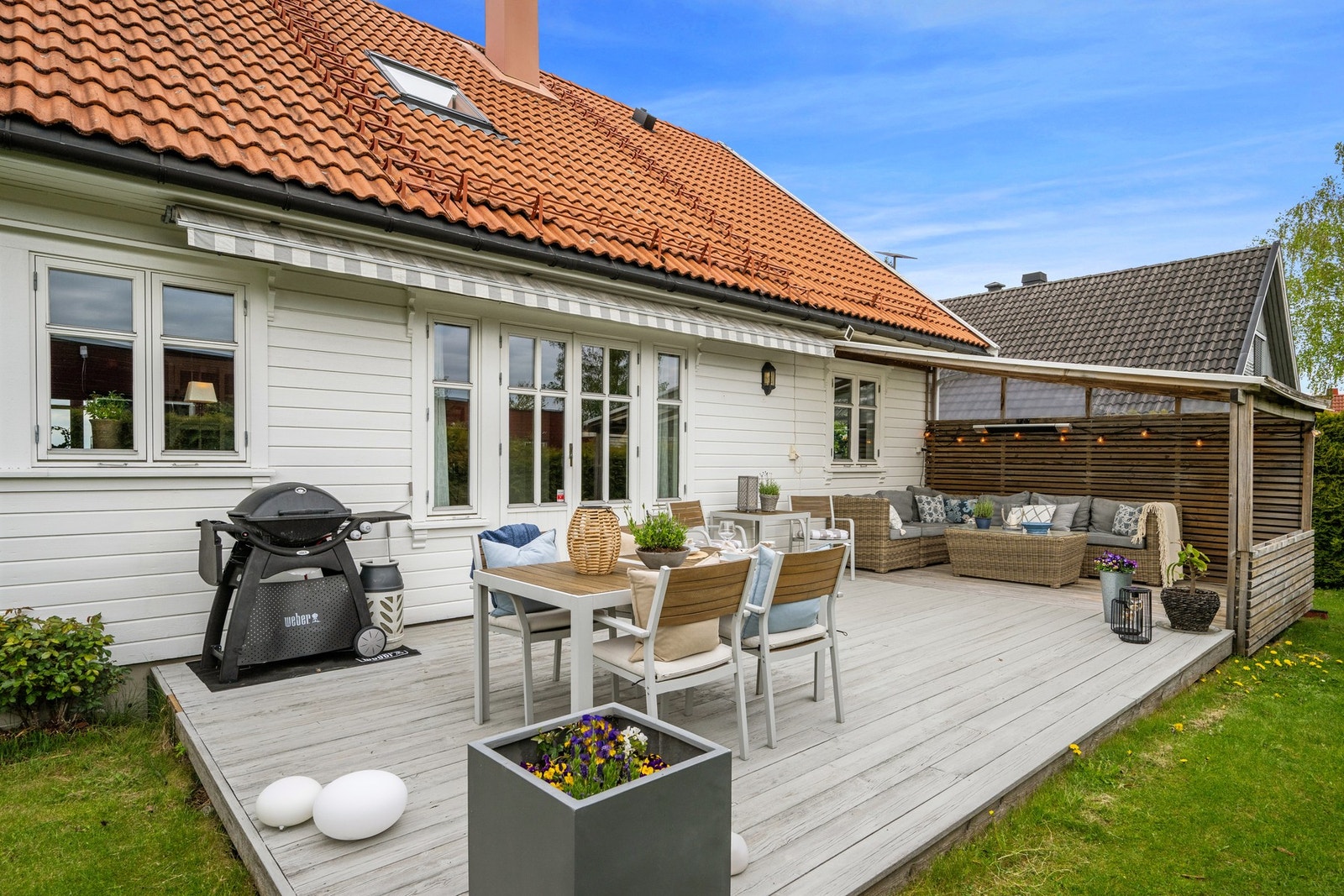 I bakhagen er det en stor og usjenert terrasse med gode solforhold Galleribilde