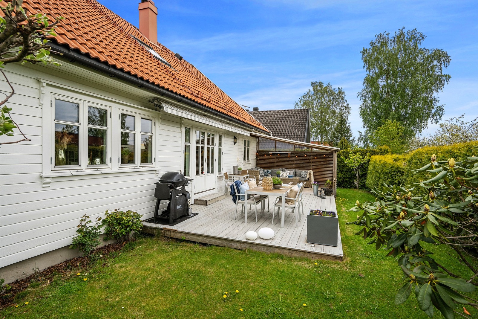 Da avslutter vi med noen bilder av nærområdet og den frodige tomten Galleribilde