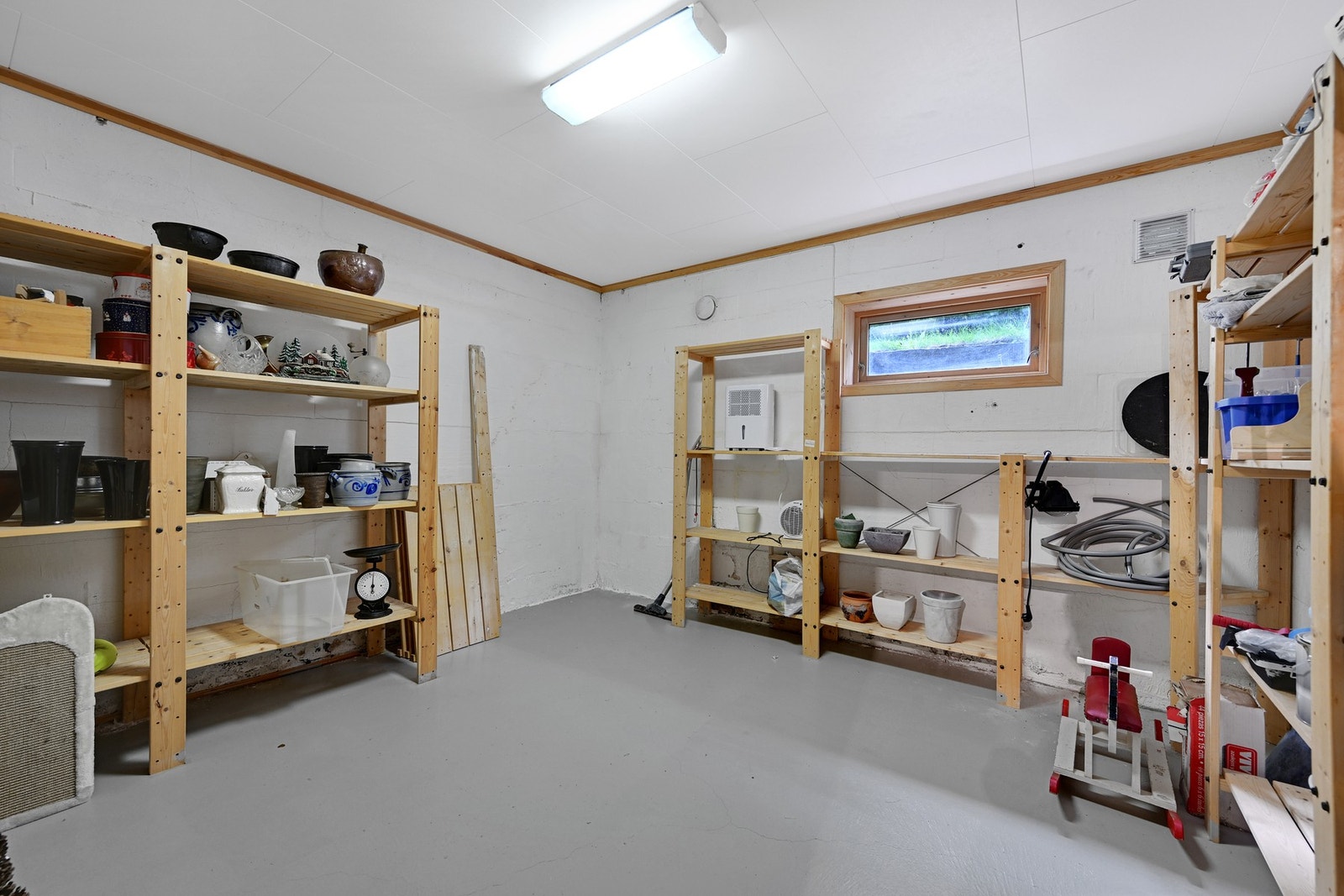 Stort lagerrom med hyller Galleribilde