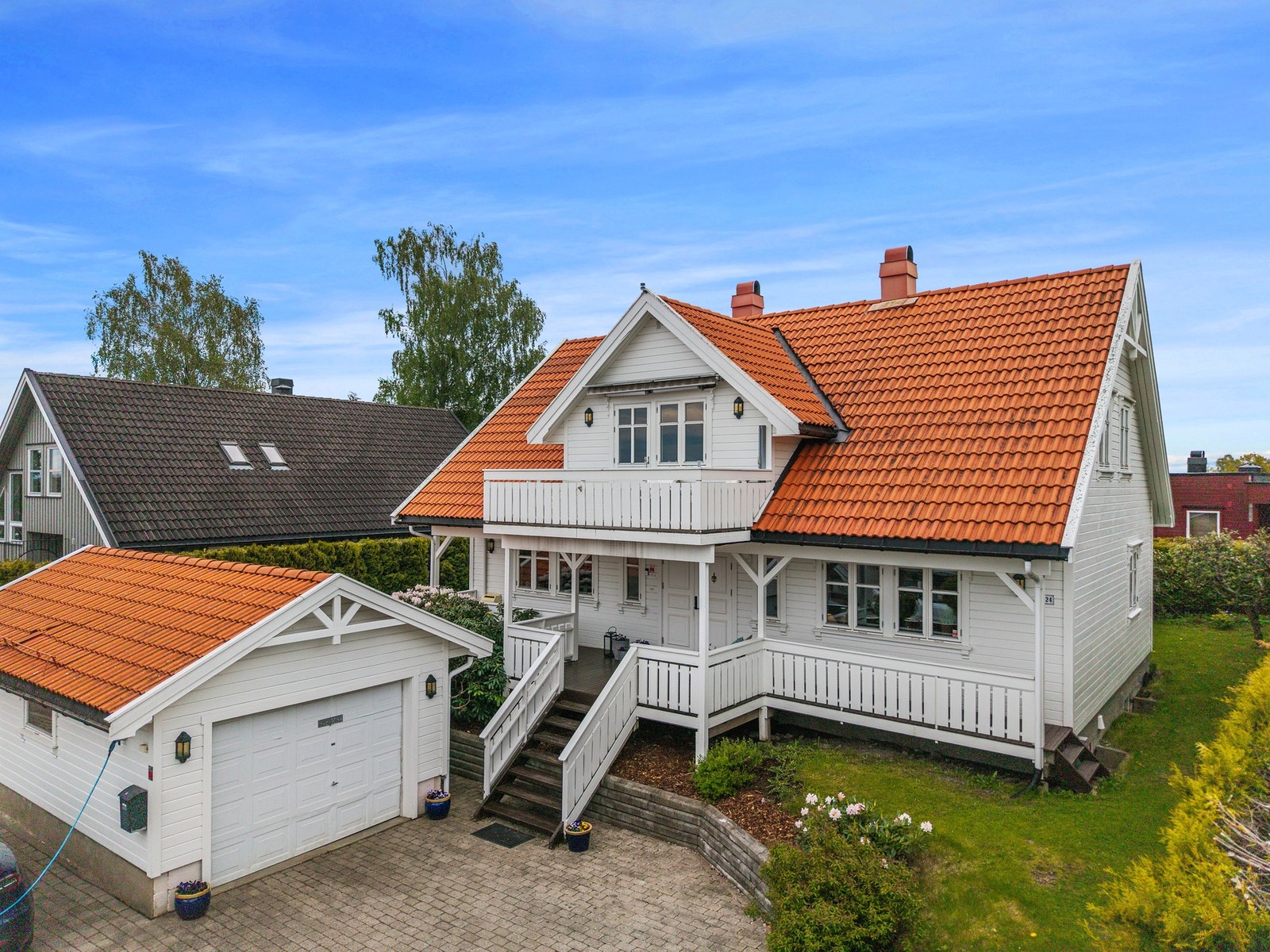 Fra garasjen og den steinsatte gårdsplassen er det noen trappetrinn opp til inngangspartiet Galleribilde