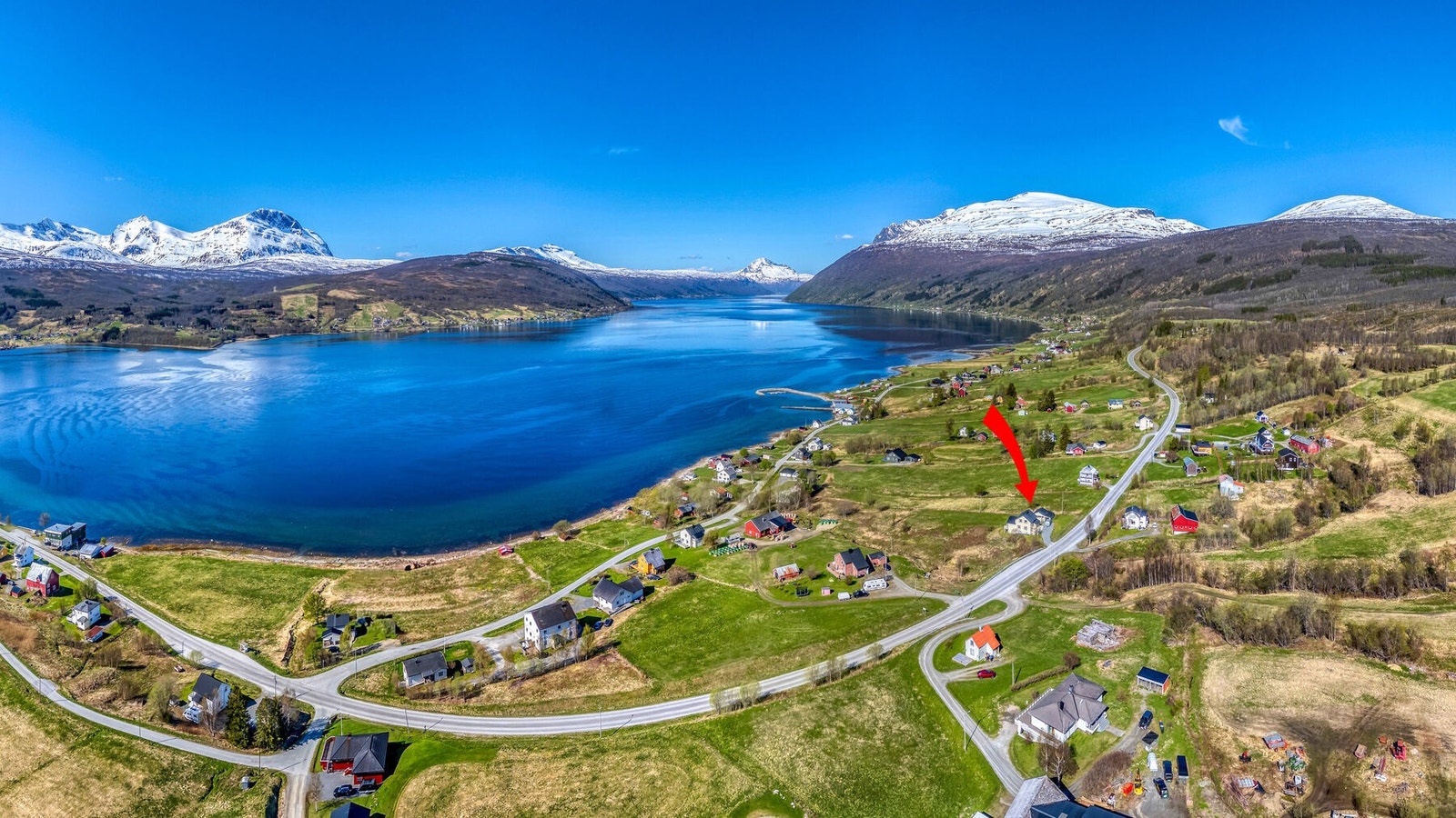 Lavangen skole (1-10 kl.) og Lauvmakken barnehage er begge innen ca. 4 minutters kjøring. Galleribilde
