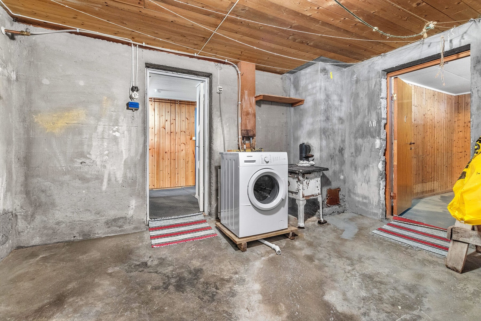 Praktisk vaskekjeller med opplegg for vaskemaskin, gulv og vegger i mur/betong. Galleribilde
