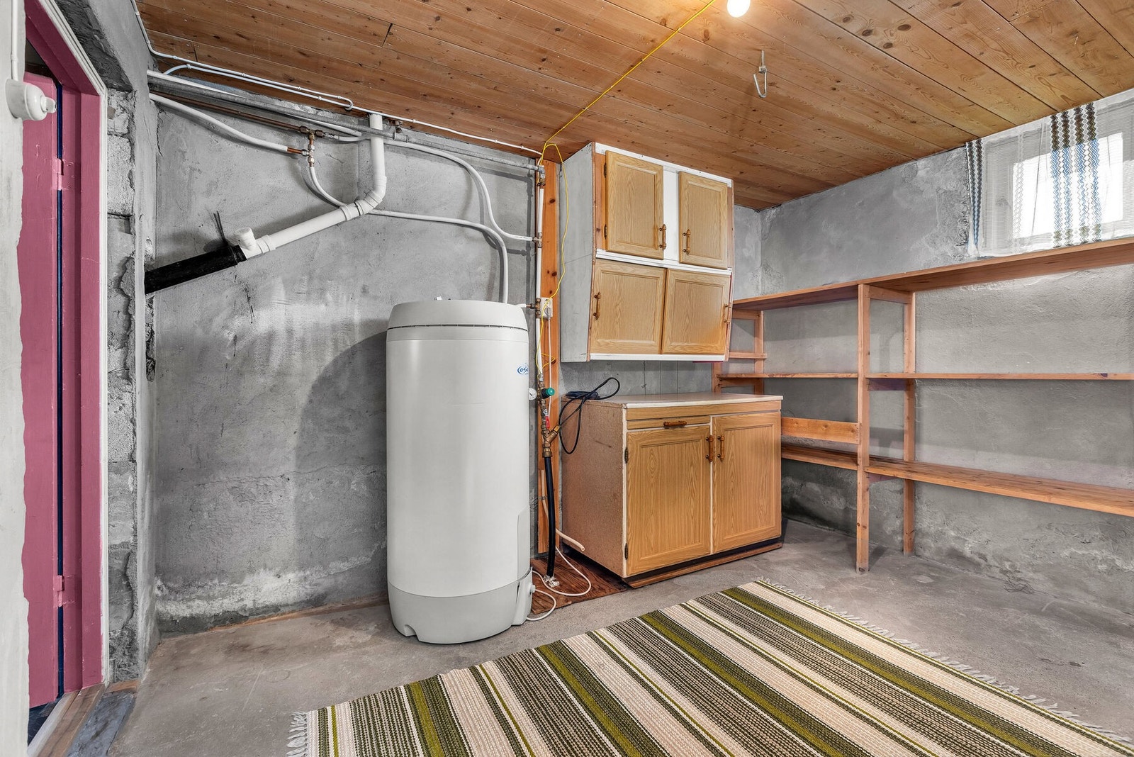 I en av kjellerbodene er varmtvannsberederen på ca. 200 liter fra 2011 plassert. Galleribilde