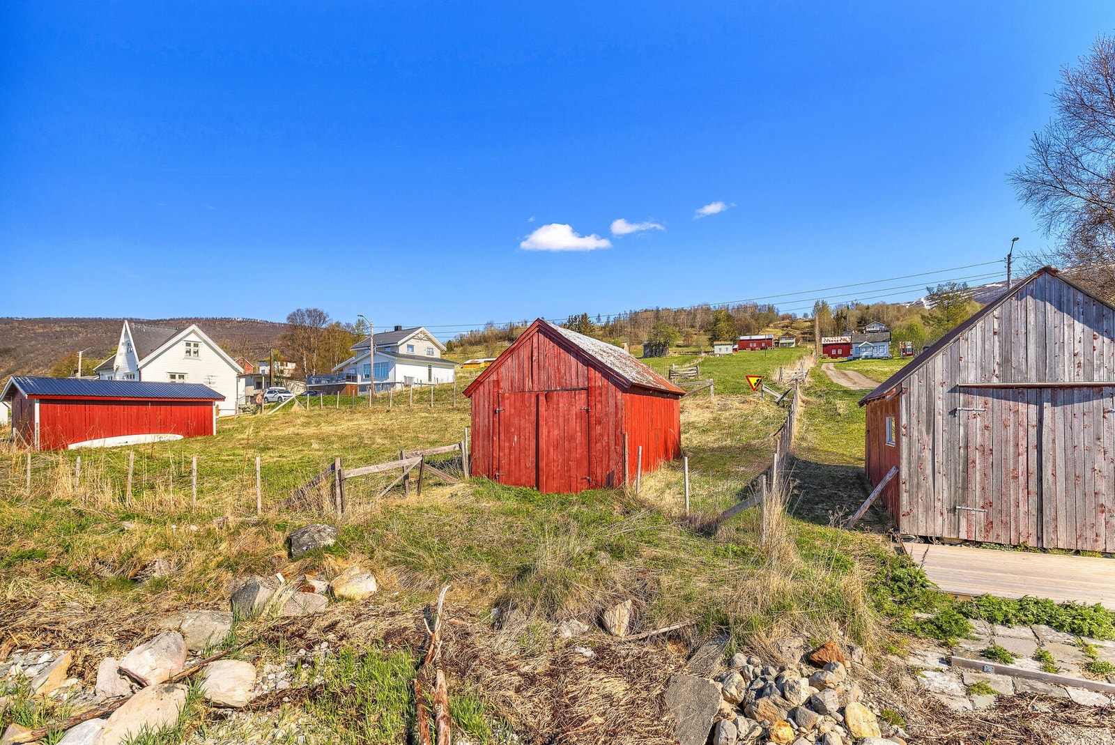 Med eiendommen følger et naust på ca. 16 m², beliggende på egen tomt ved sjøen. Galleribilde