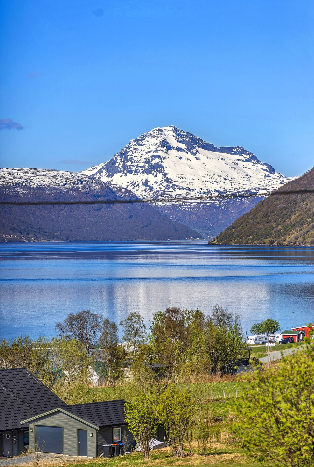 Utsikt mot fjorden og fjellene på andre siden. Galleribilde