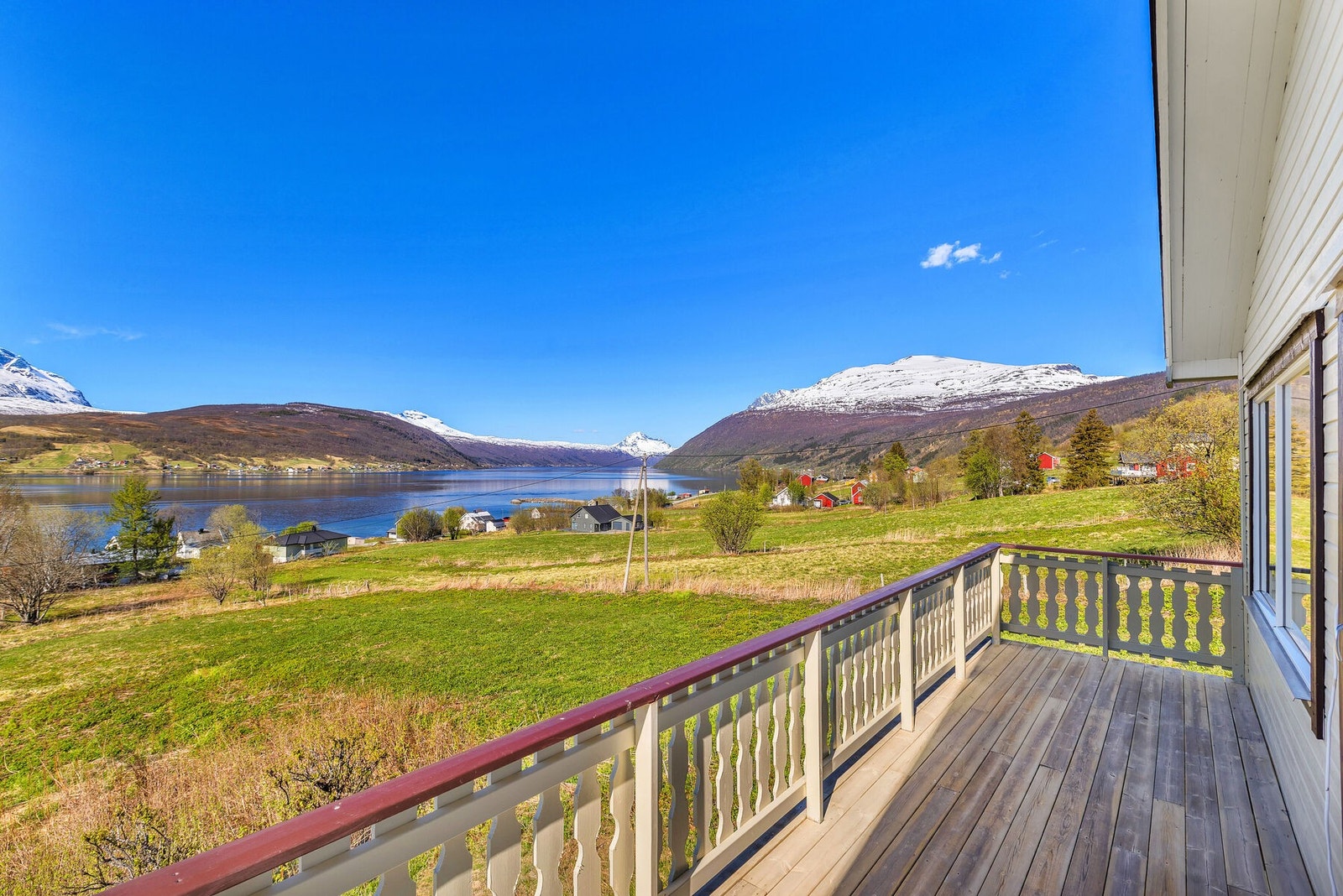 Fra verandaen er det vidstrakt utsikt over landskapet og fjorden. Galleribilde