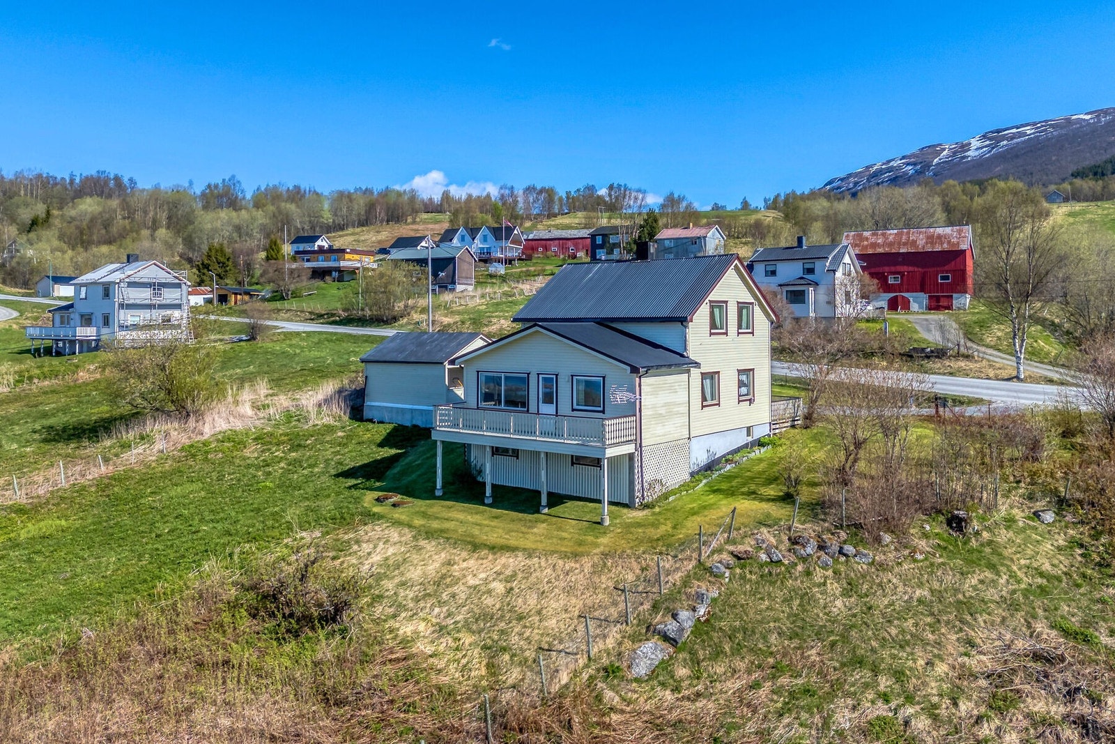 Baksiden av boligen med verandaen og hagen. Galleribilde