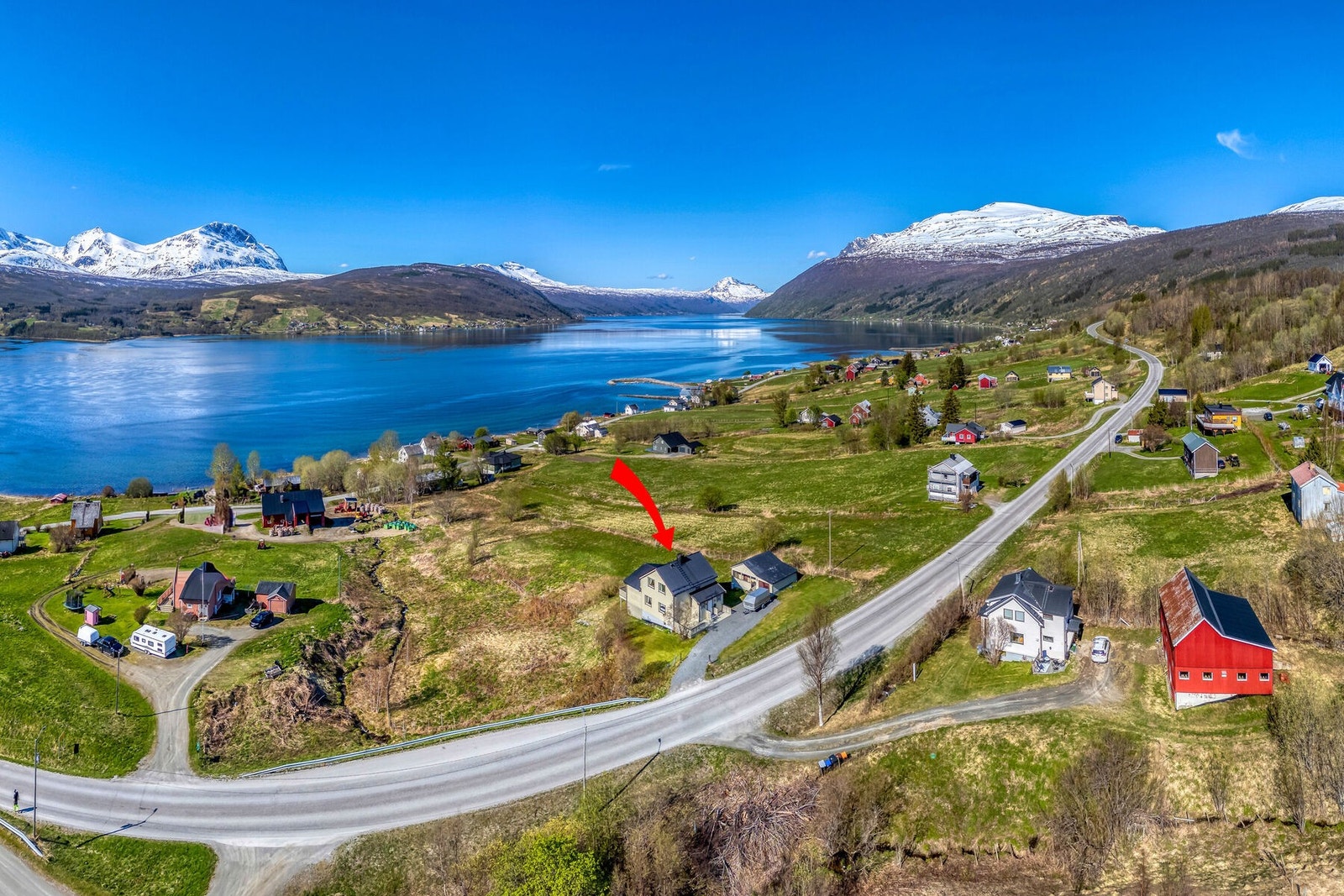 Busstoppet Soløybrekka ligger i umiddelbar nærhet og betjenes av linje 120 og 130. Galleribilde