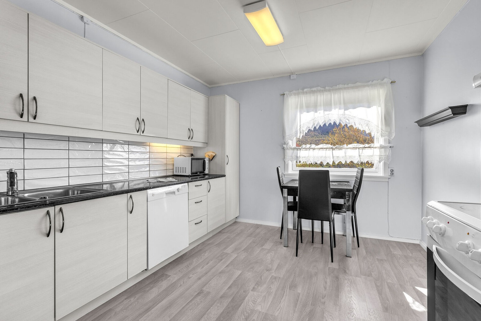 Kjøkkenventilator med avtrekk ut sikrer god utlufting under matlaging. Galleribilde