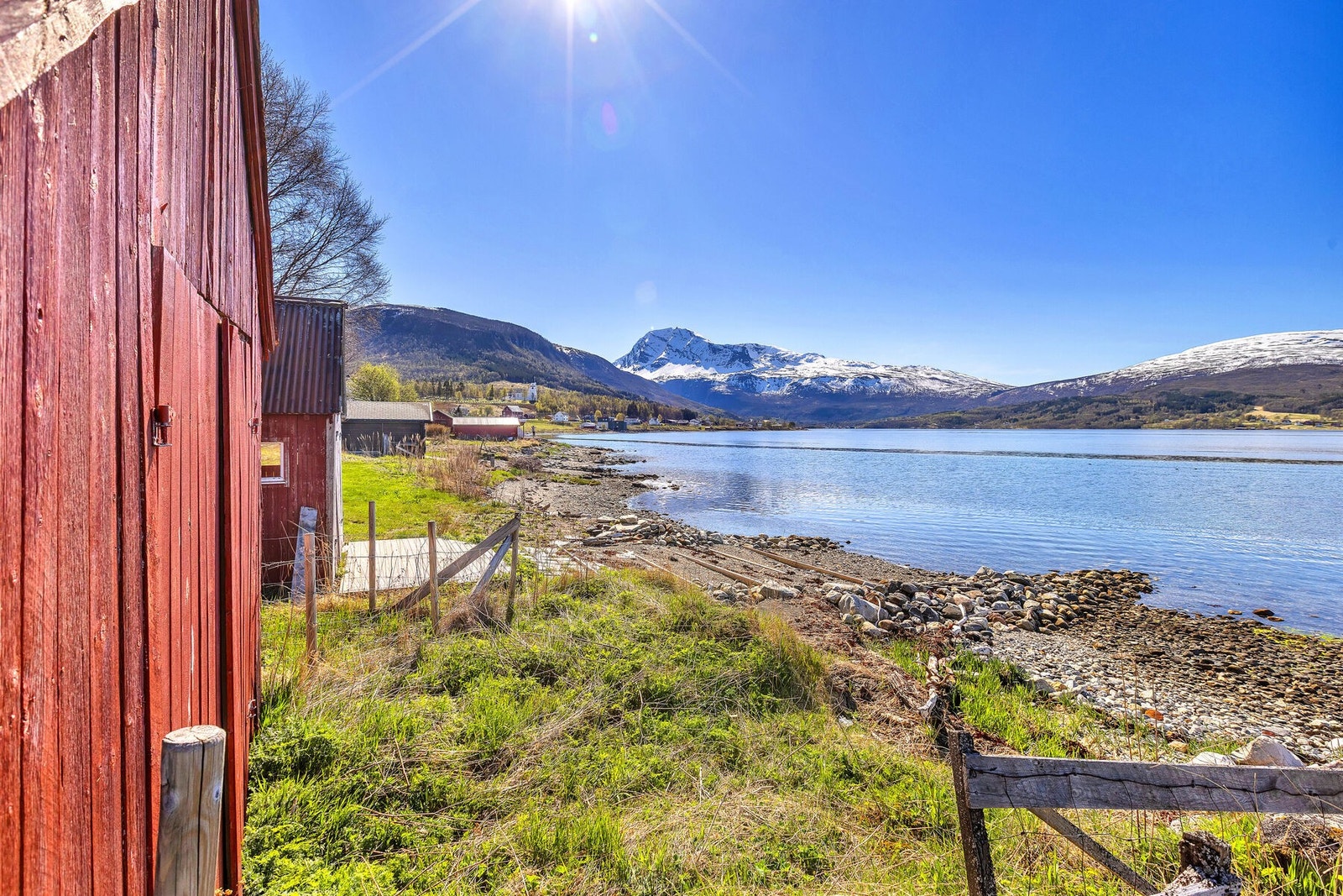 Naustet gir umiddelbar nærhet til sjøen og båtlivet. Galleribilde