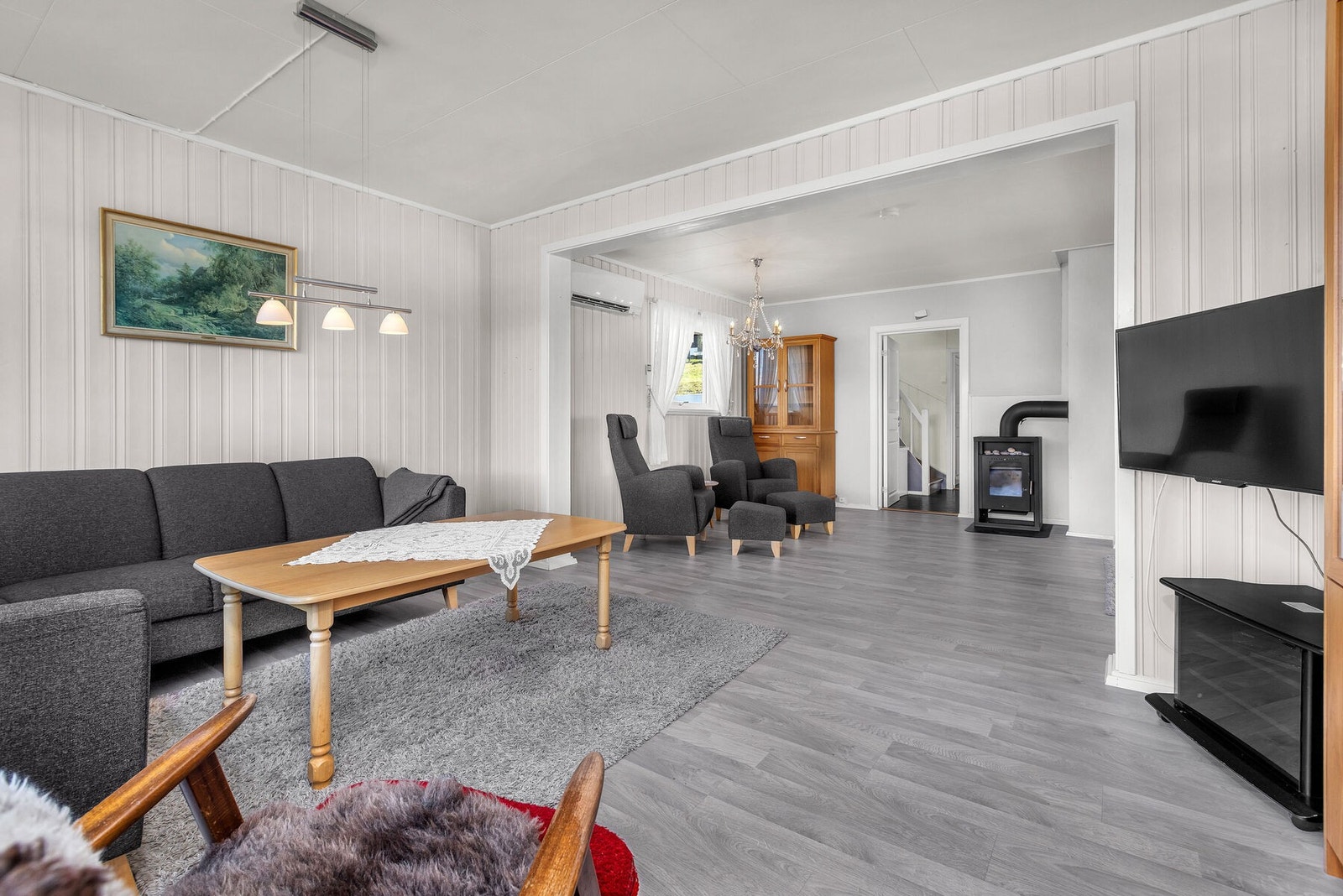 Stuen har både vedovn og en luft-til-luft varmepumpe. Galleribilde