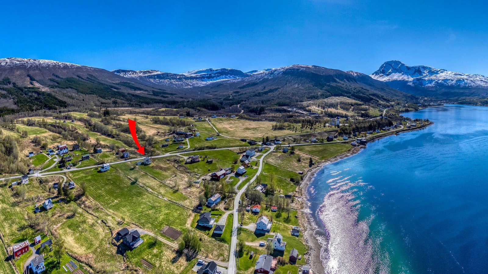 Eiendommen ligger i et område med spredt bebyggelse. Galleribilde