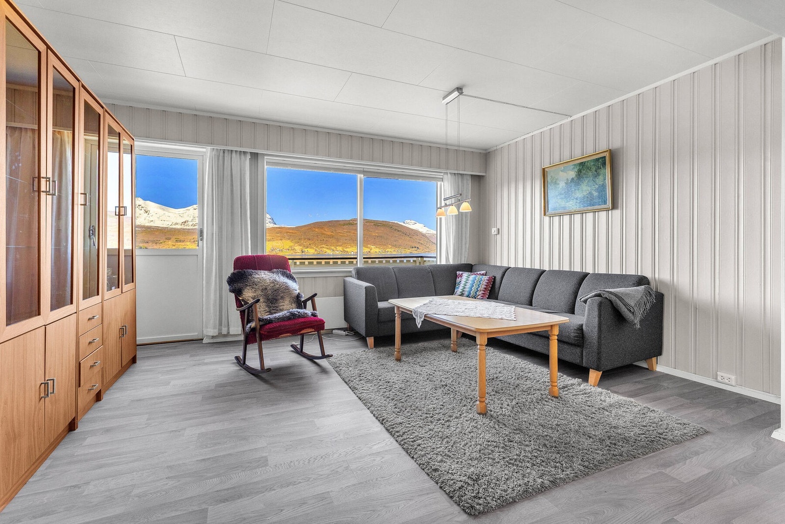 Store vindusflater gir godt med lys og rammer inn utsikten mot fjorden. Galleribilde