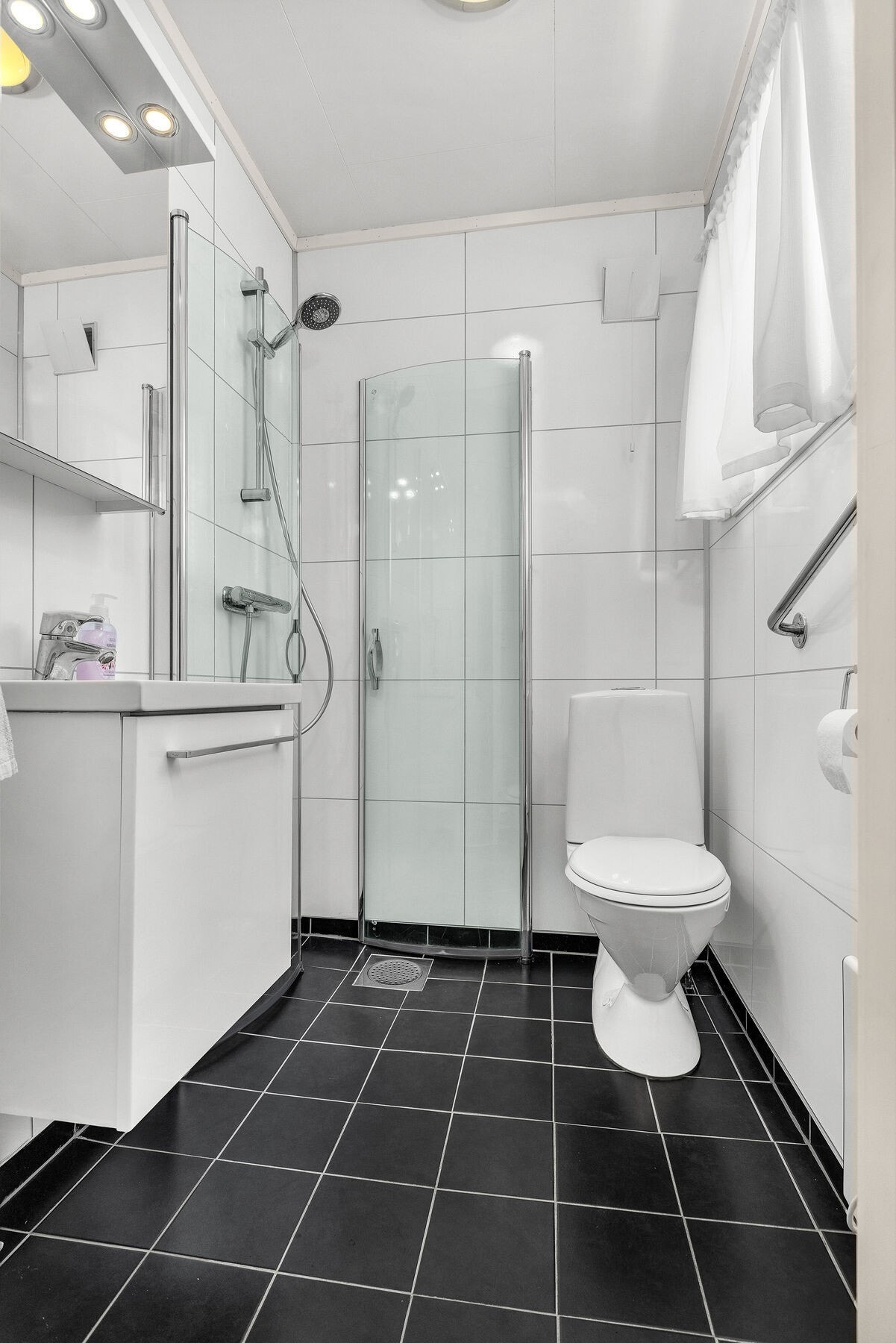 Badet i første etasje ble pusset opp i 2018 og har flislagt gulv med elektriske varmekabler. Galleribilde