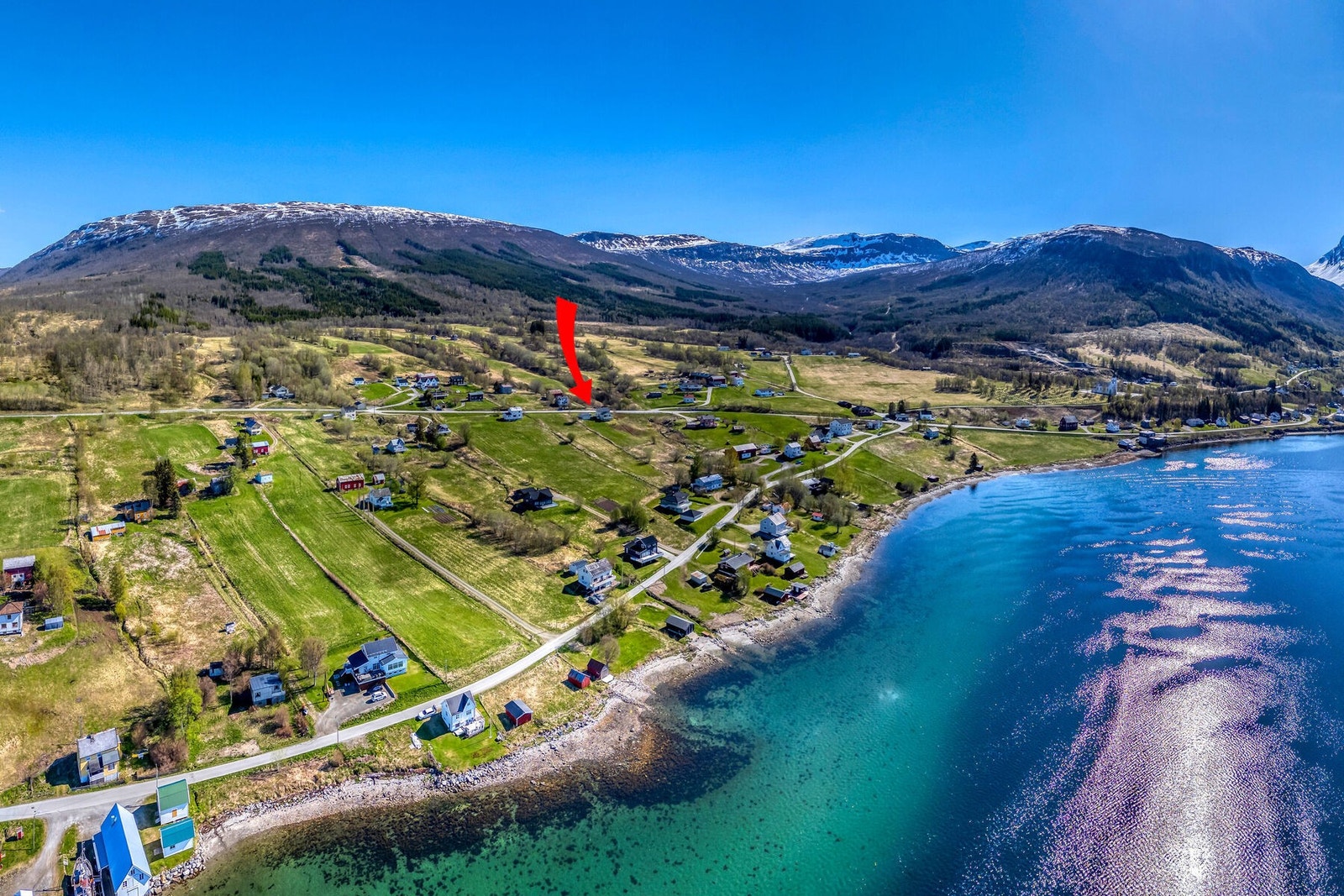 Nærmeste dagligvarebutikk, Coop Prix Tennevoll, ligger ca. 4 minutter unna med bil. Galleribilde