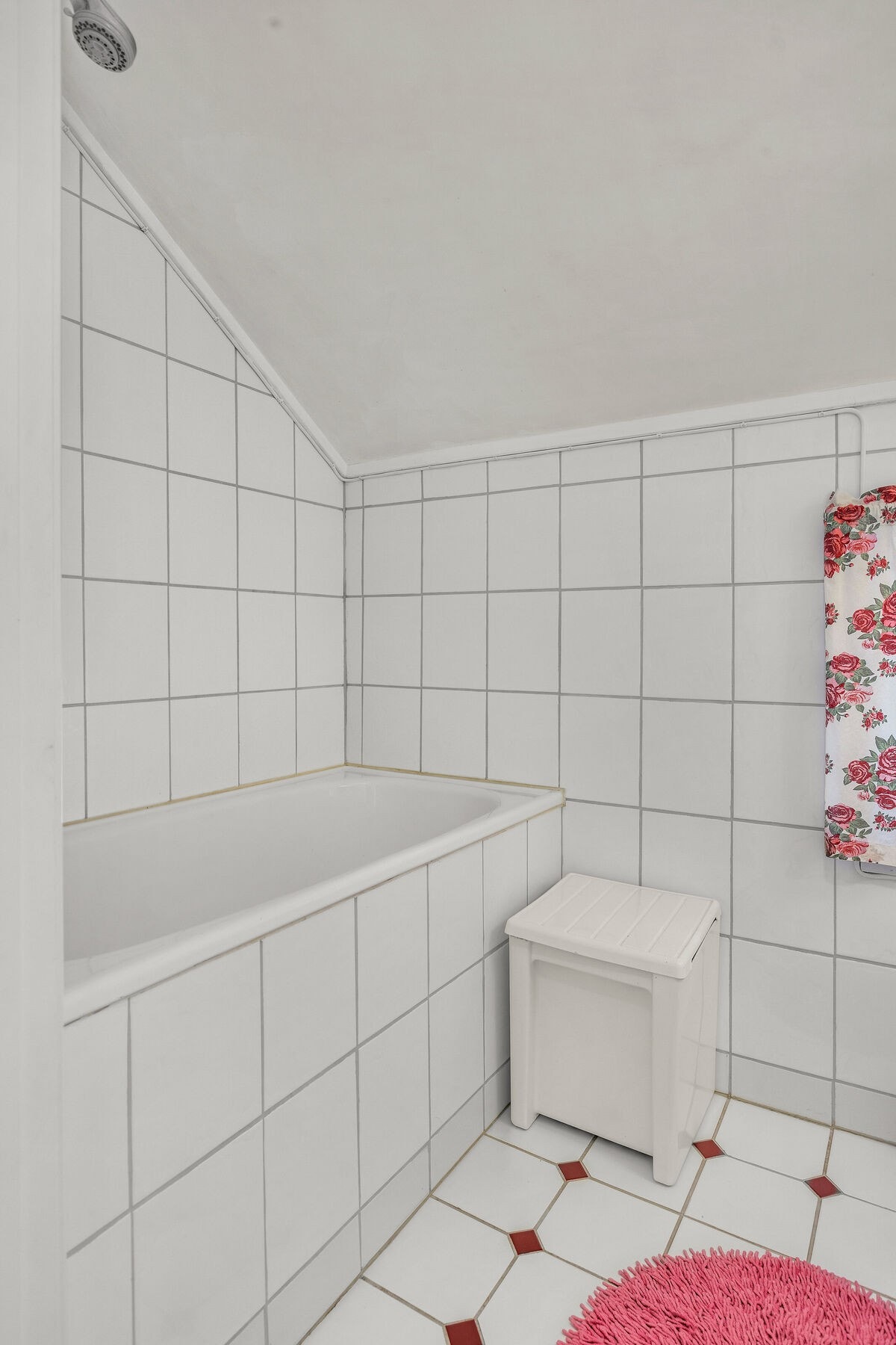 Badet er utstyrt med et innebygd badekar. Galleribilde