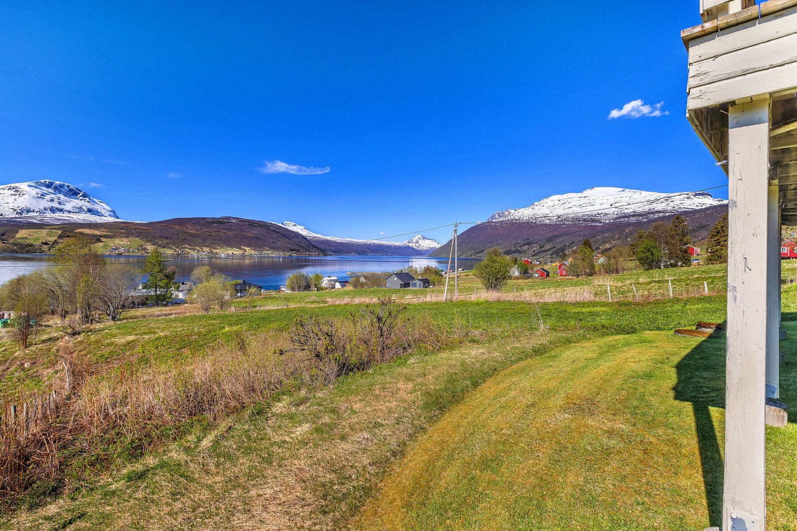 Fra hagen kan man nyte den flotte utsikten over fjorden. Galleribilde